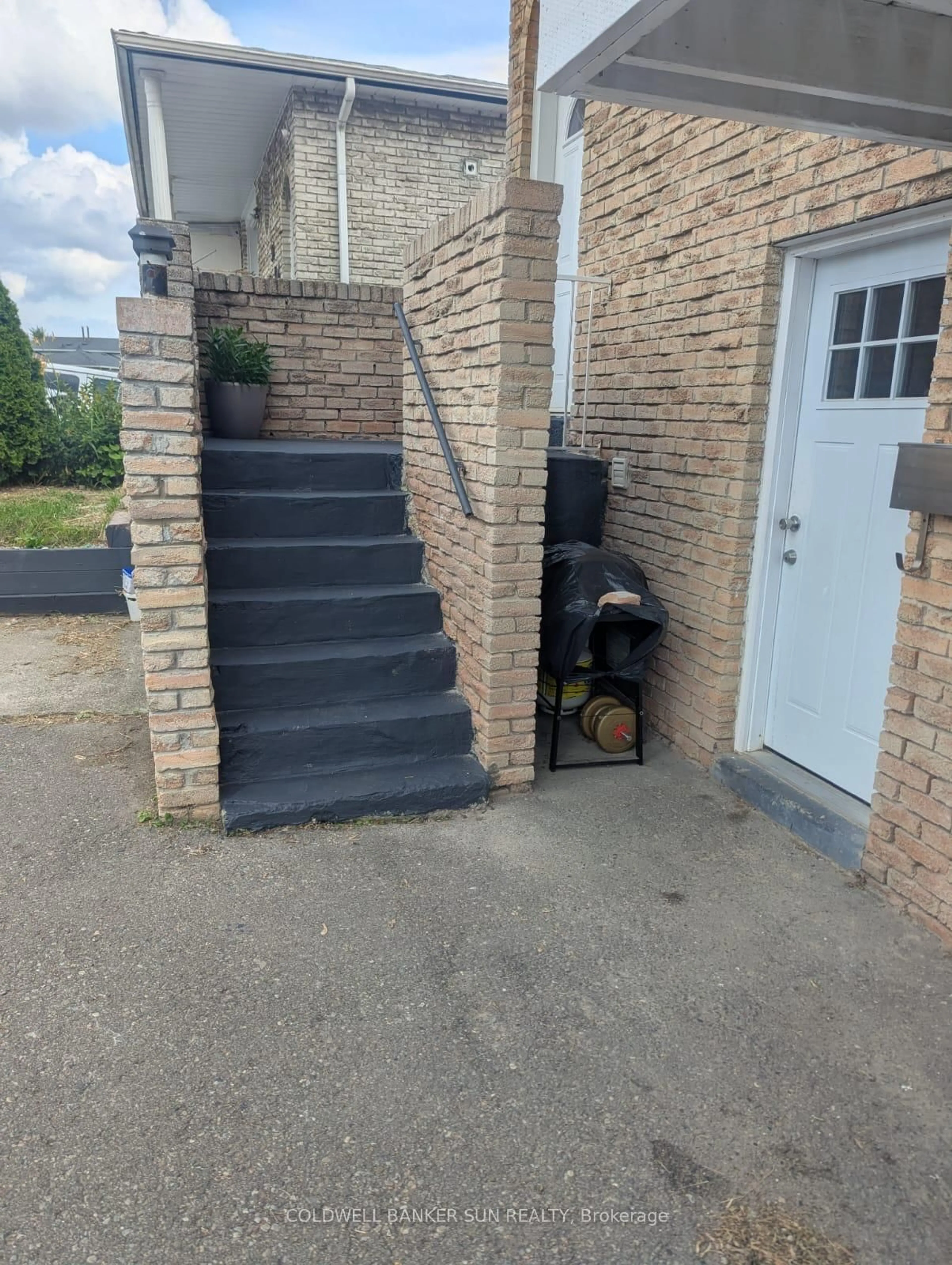 Stairs for 38 Fallway Rd, Brampton Ontario L6V 3H2