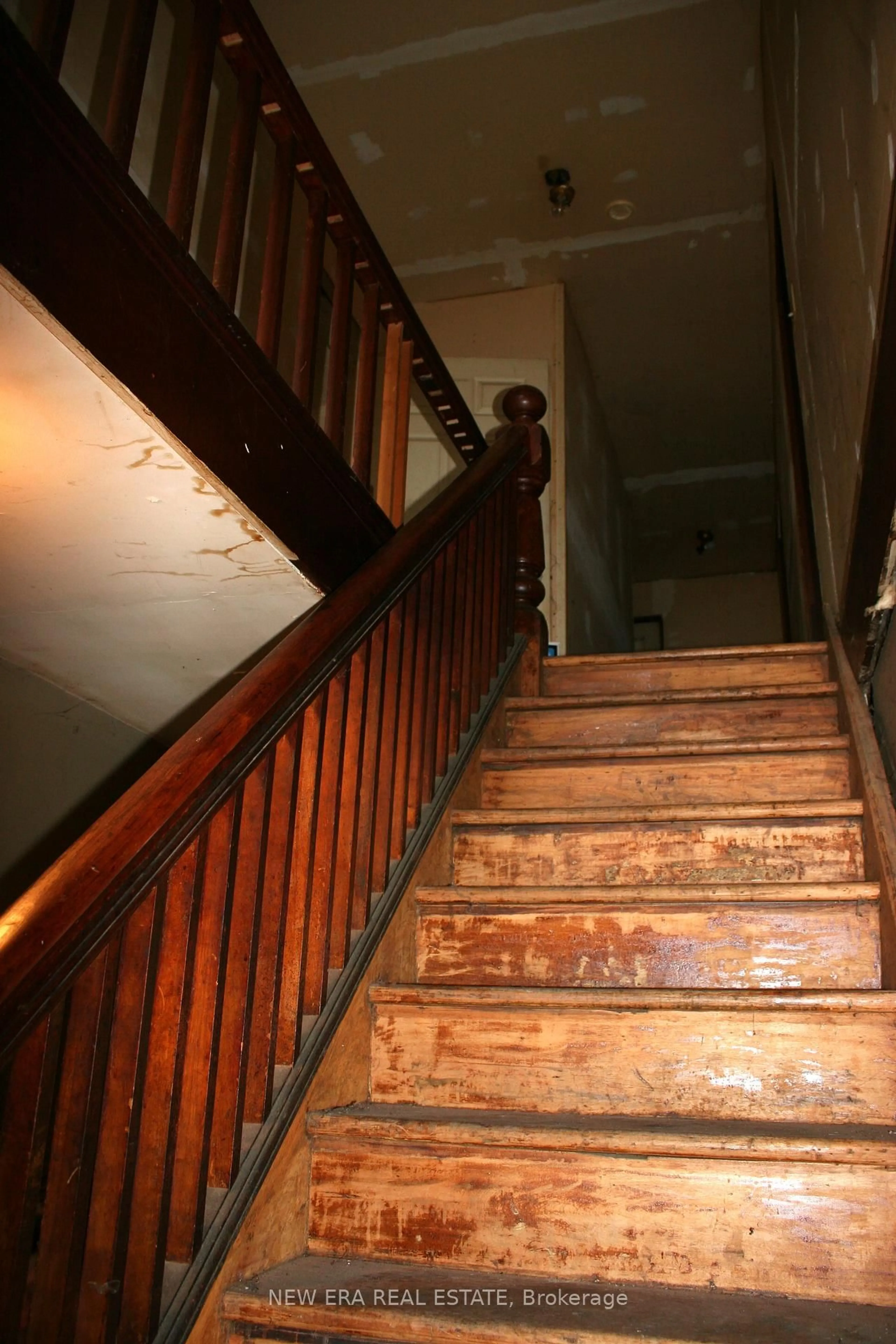Stairs for 9072 Guelph Junction Rd, Milton Ontario L0P 1B0