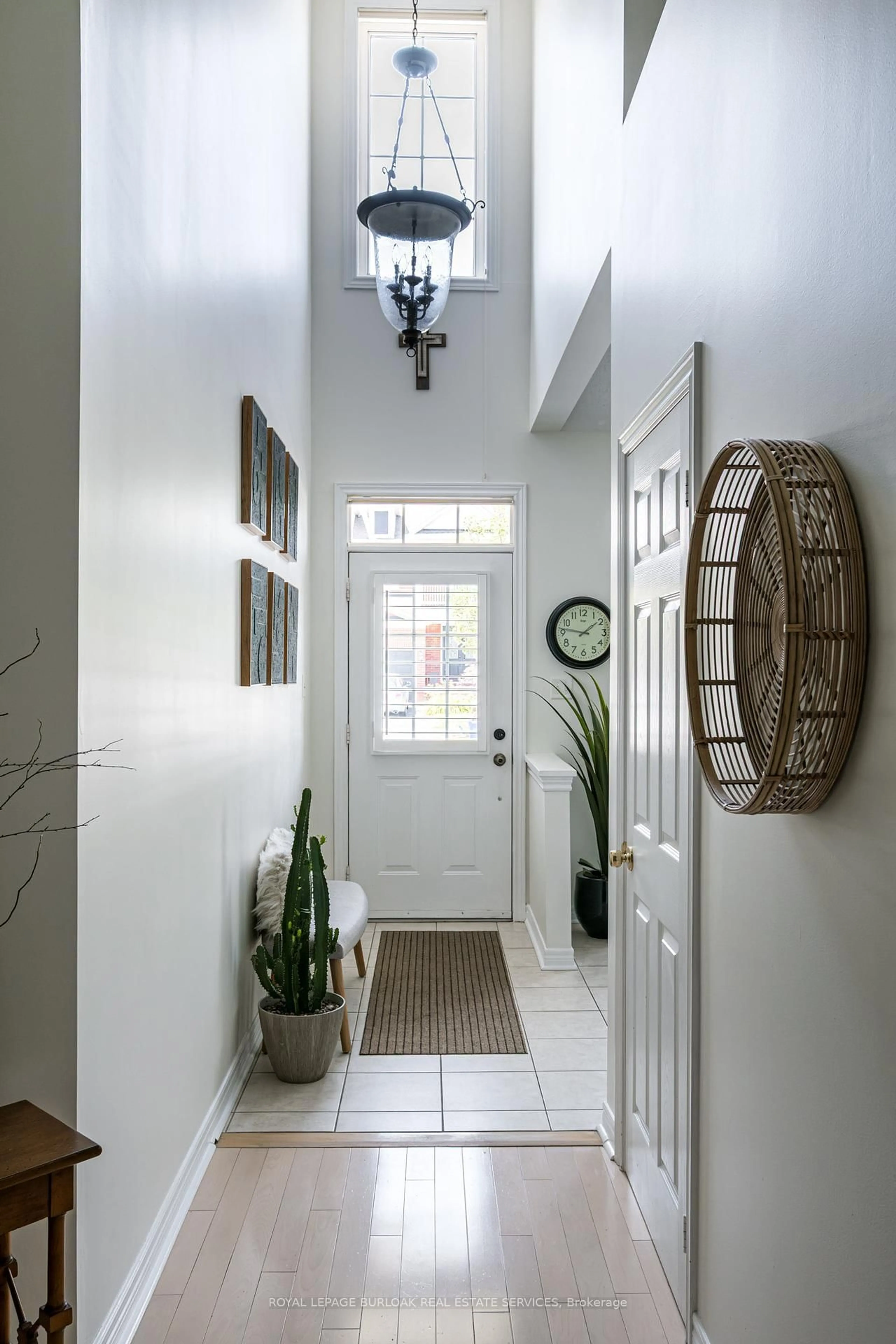 Indoor entryway for 4360 Millcroft Park Dr #11, Burlington Ontario L7M 4T7