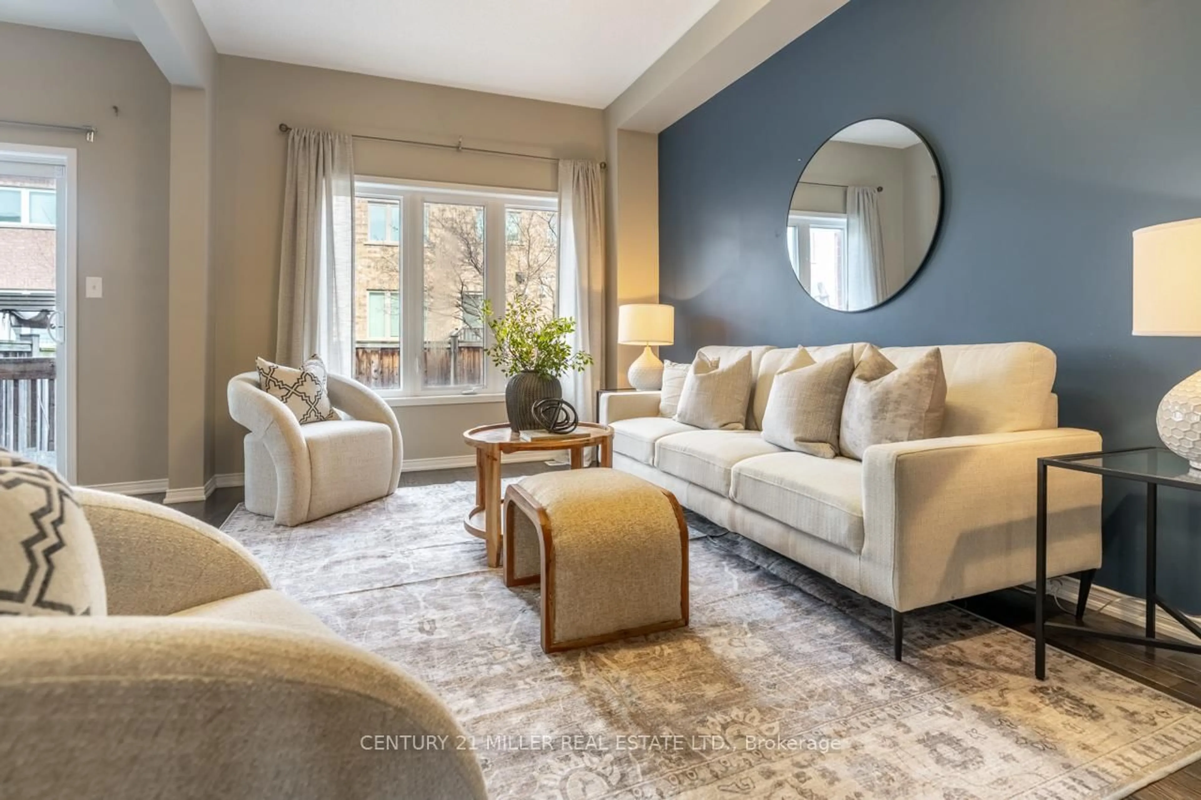 Living room with furniture, unknown for 4683 Kurtz Rd, Burlington Ontario L7M 0G1