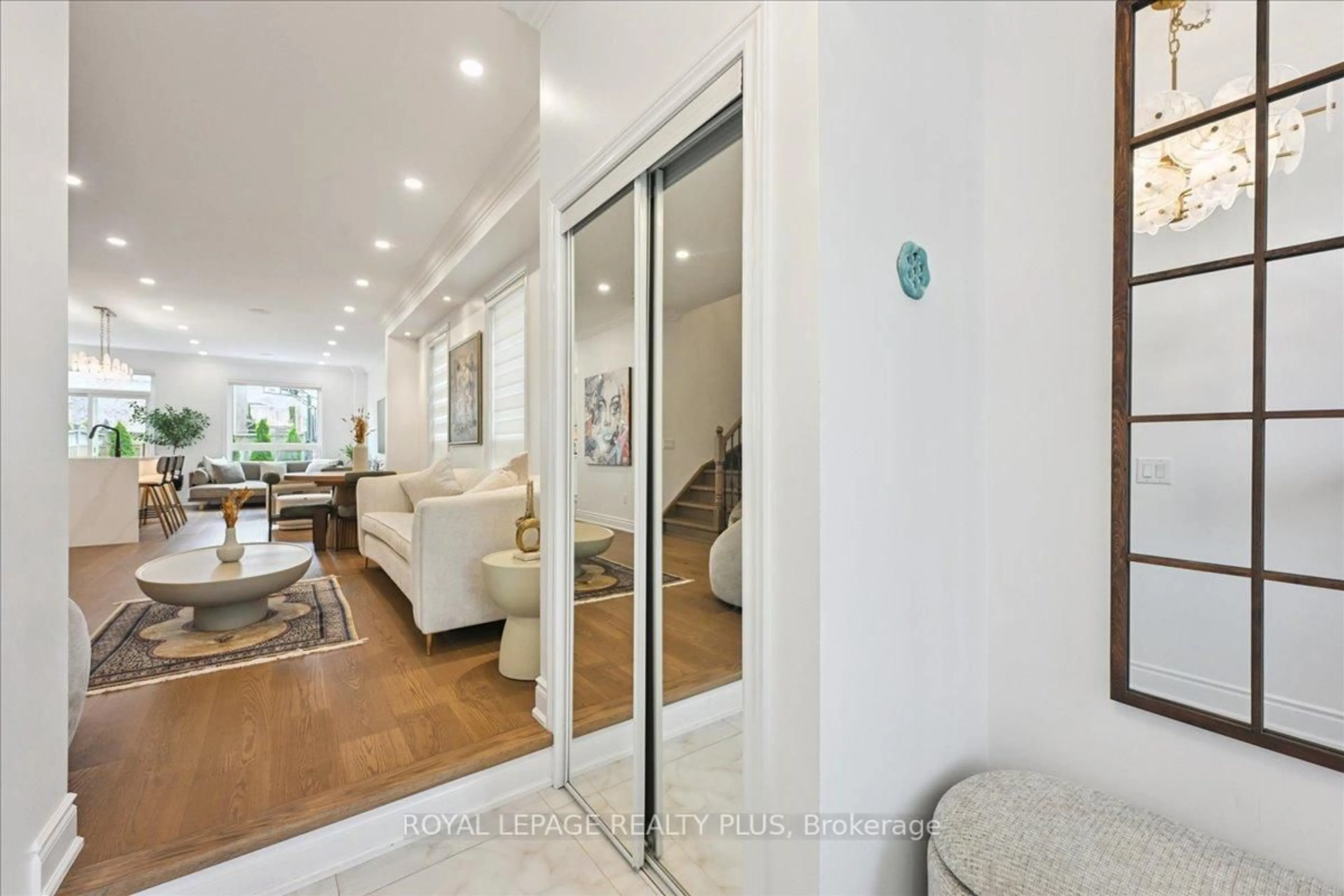 Indoor foyer for 5653 Longboat Ave, Mississauga Ontario L5M 7E5