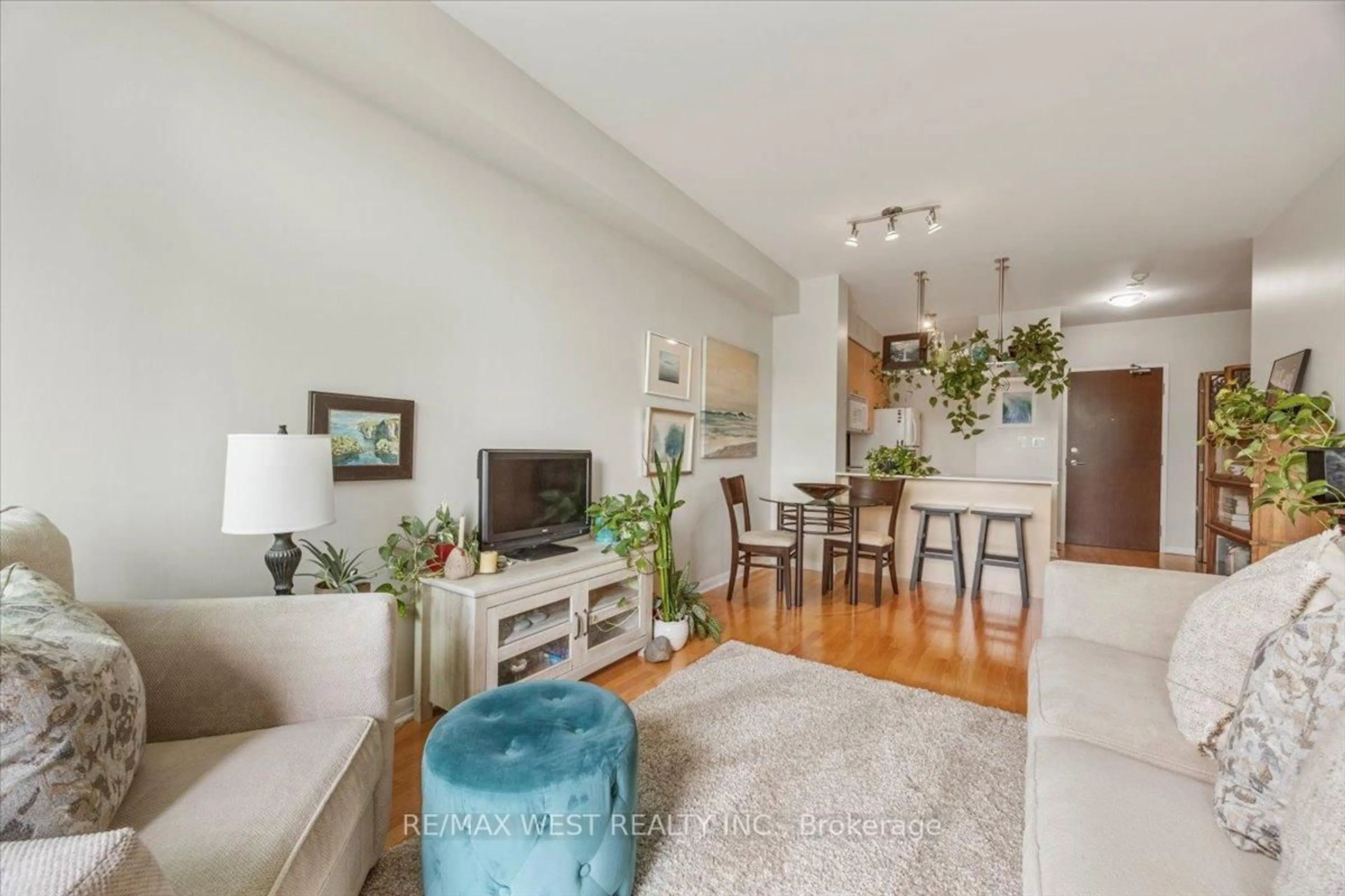 Living room with furniture, unknown for 3391 Bloor St #306, Toronto Ontario M8X 1G3