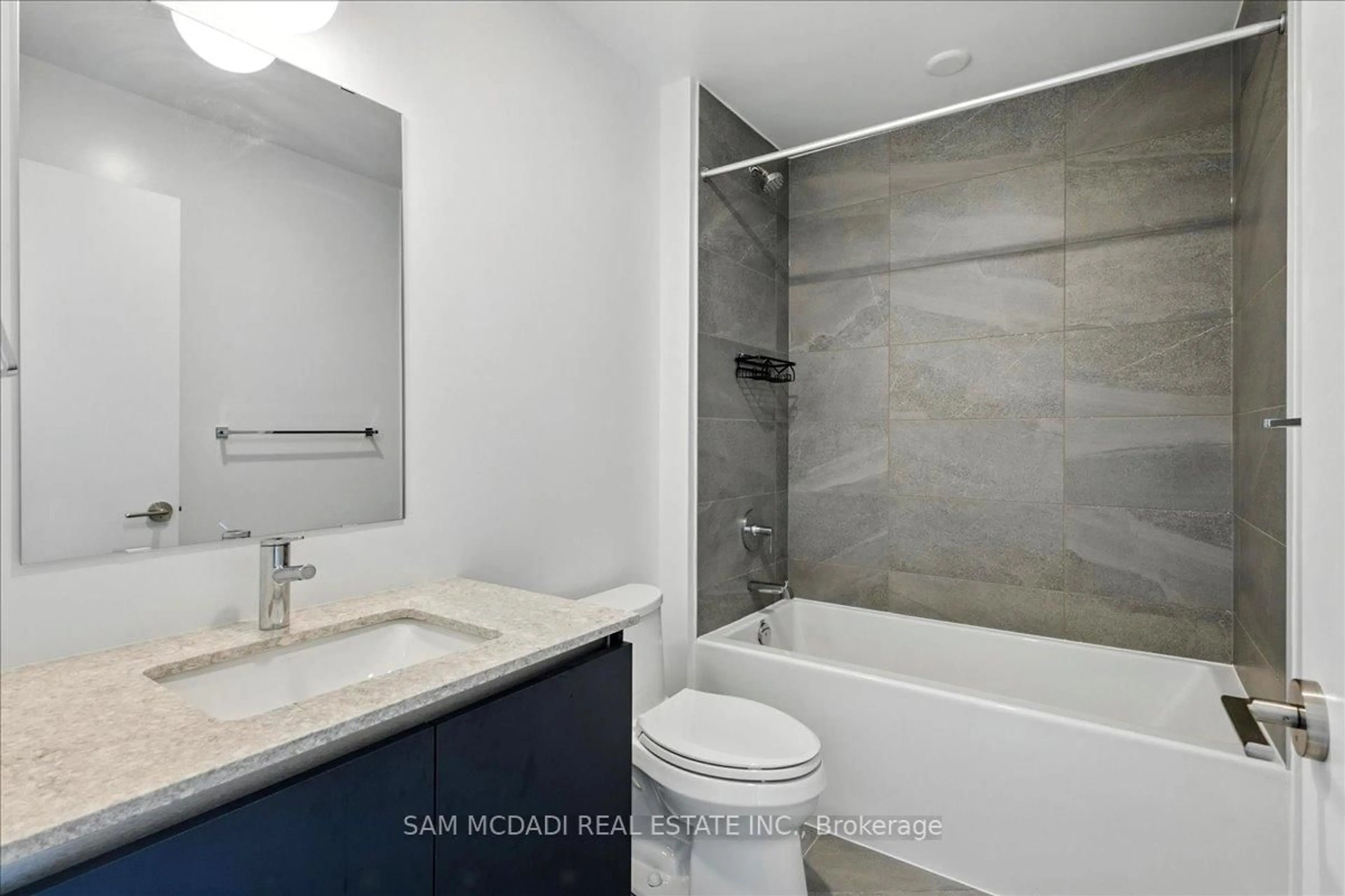 Standard bathroom, ceramic/tile floor for 405 Dundas St #722, Oakville Ontario L6M 5P9