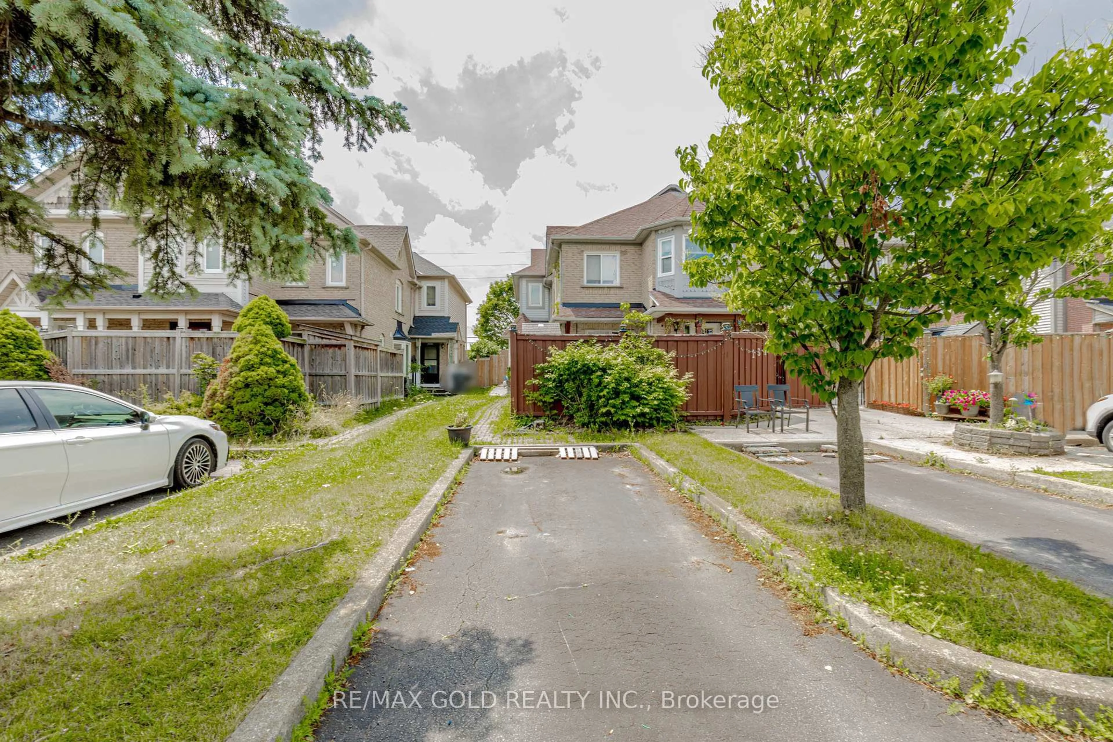 A pic from outside/outdoor area/front of a property/back of a property/a pic from drone, street for 139 Chipmunk Cres, Brampton Ontario L6R 1B7
