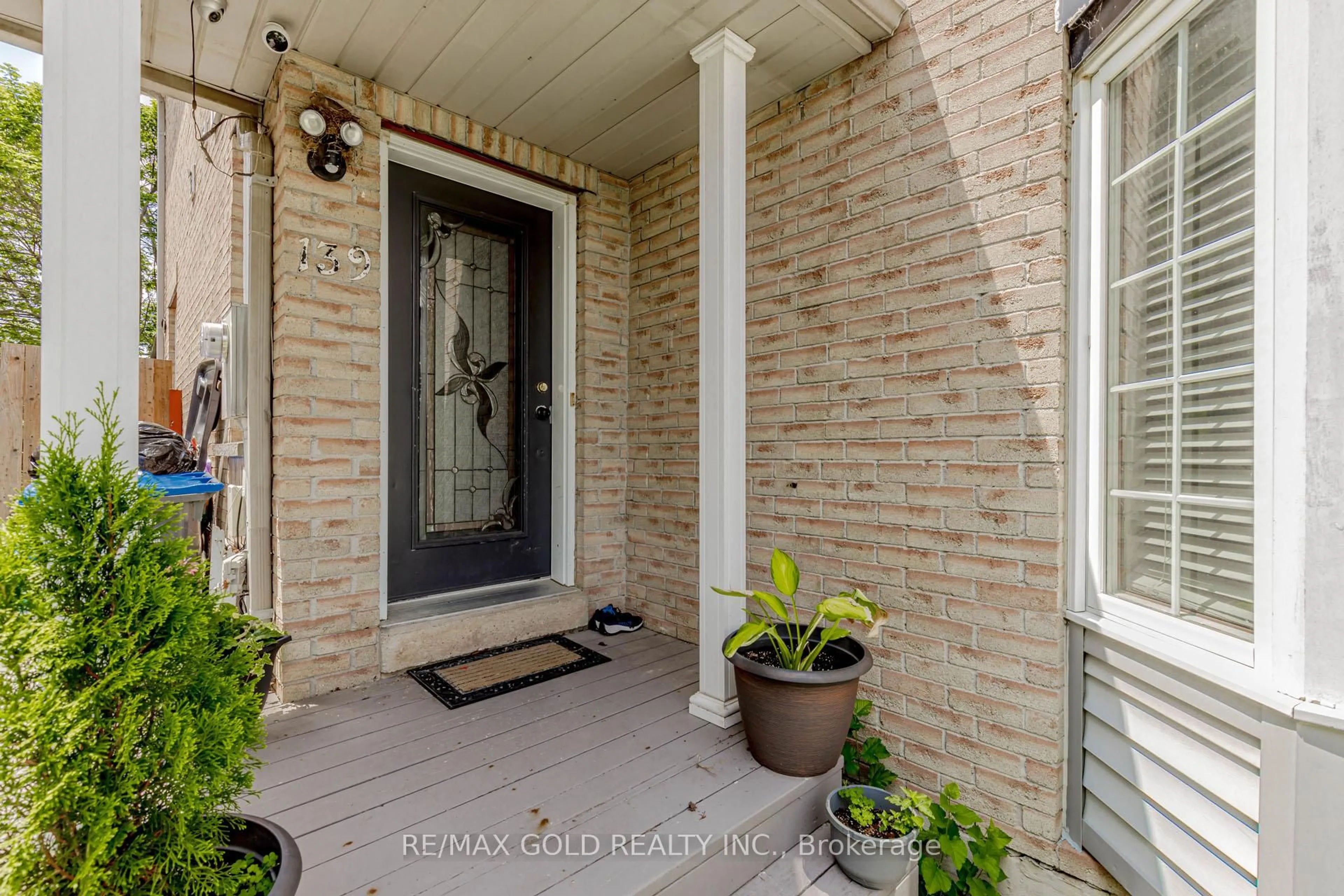 Indoor entryway for 139 Chipmunk Cres, Brampton Ontario L6R 1B7