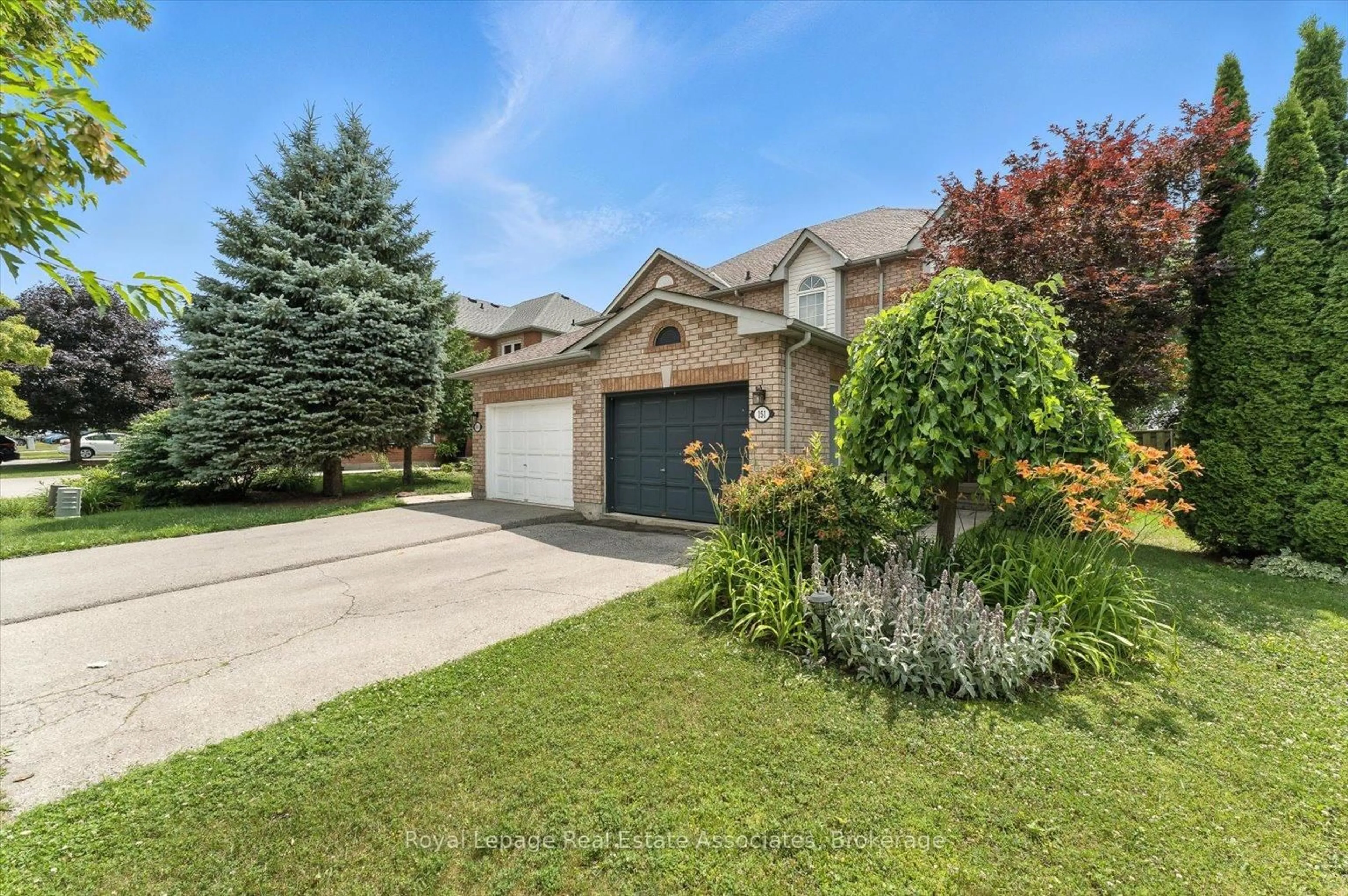 A pic from outside/outdoor area/front of a property/back of a property/a pic from drone, street for 151 Mowat Cres, Halton Hills Ontario L7G 6A8