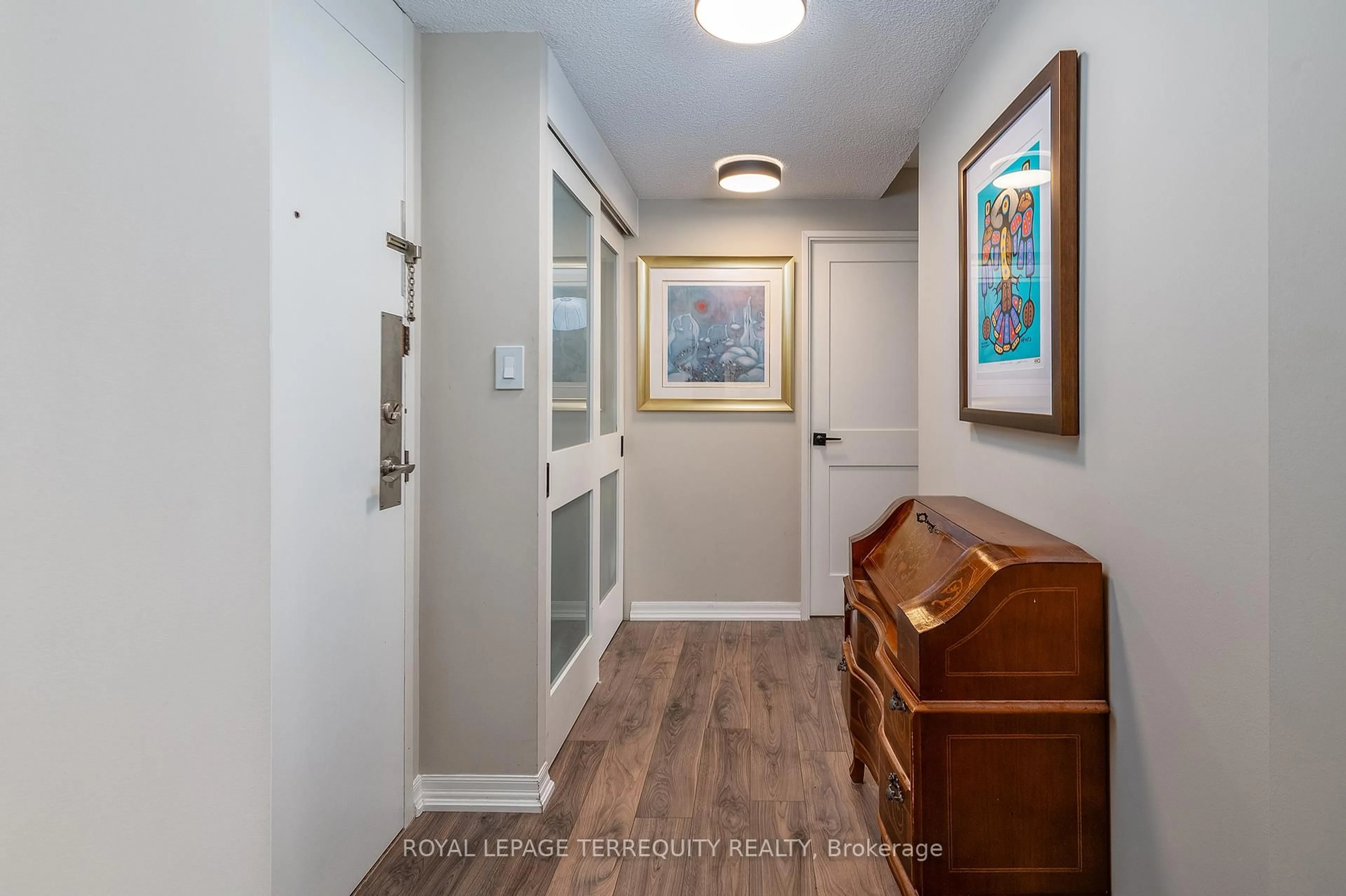 Indoor entryway for 260 Scarlett Rd #1802, Toronto Ontario M6N 4X6