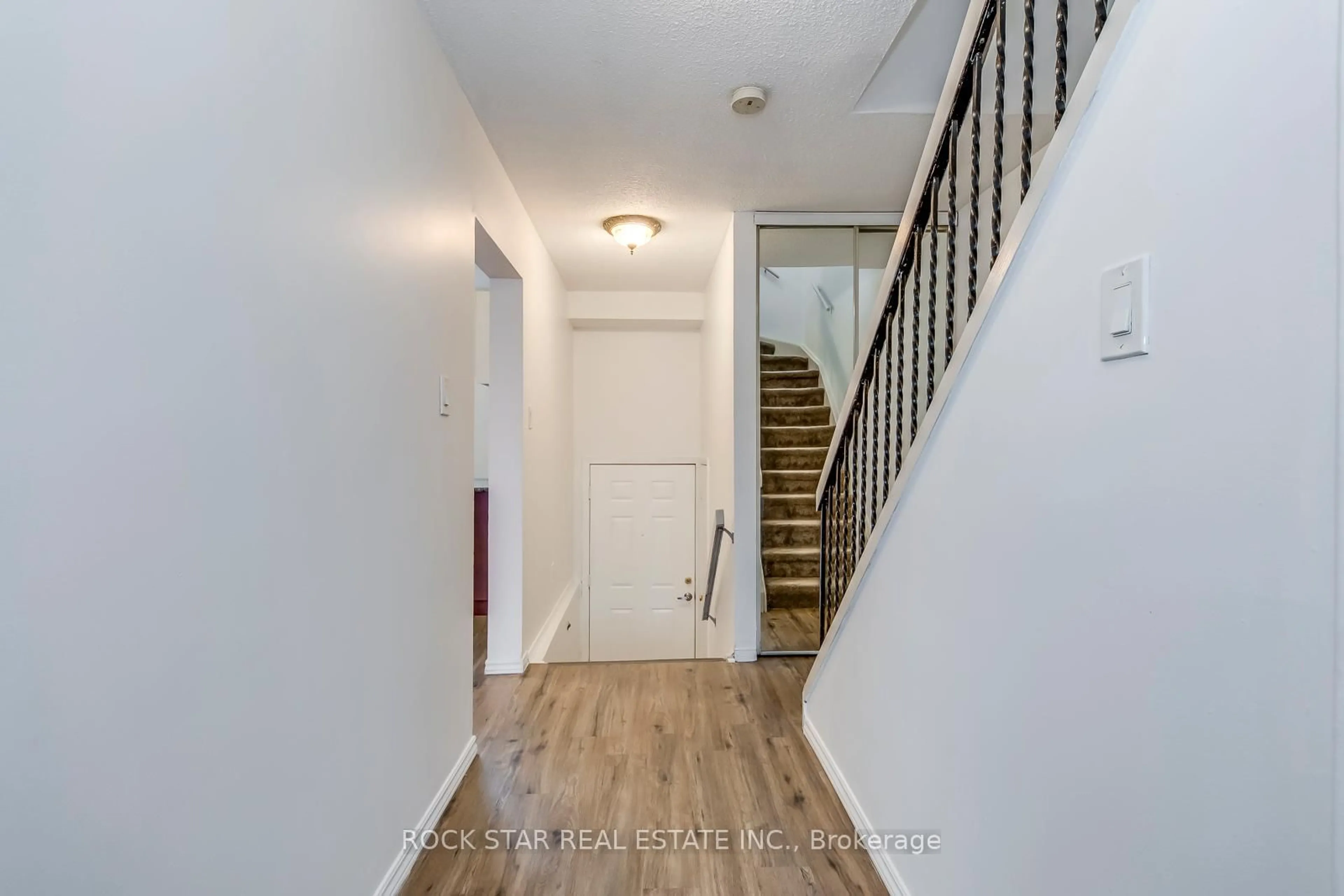 Indoor entryway for 5 Moregate Cres #69, Brampton Ontario L6S 3K9
