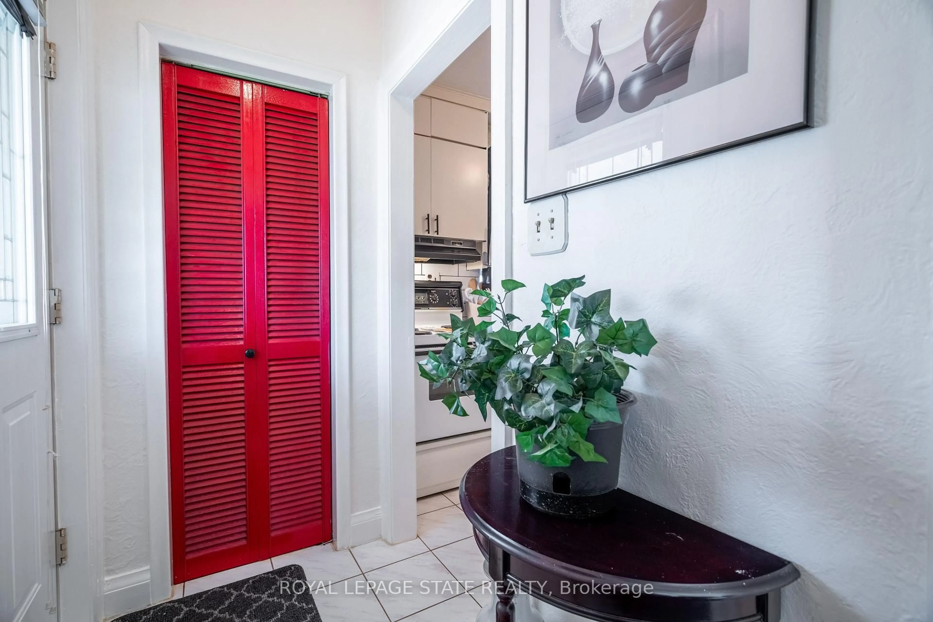 Indoor entryway for 11 Speers Ave, Toronto Ontario M9N 1E9