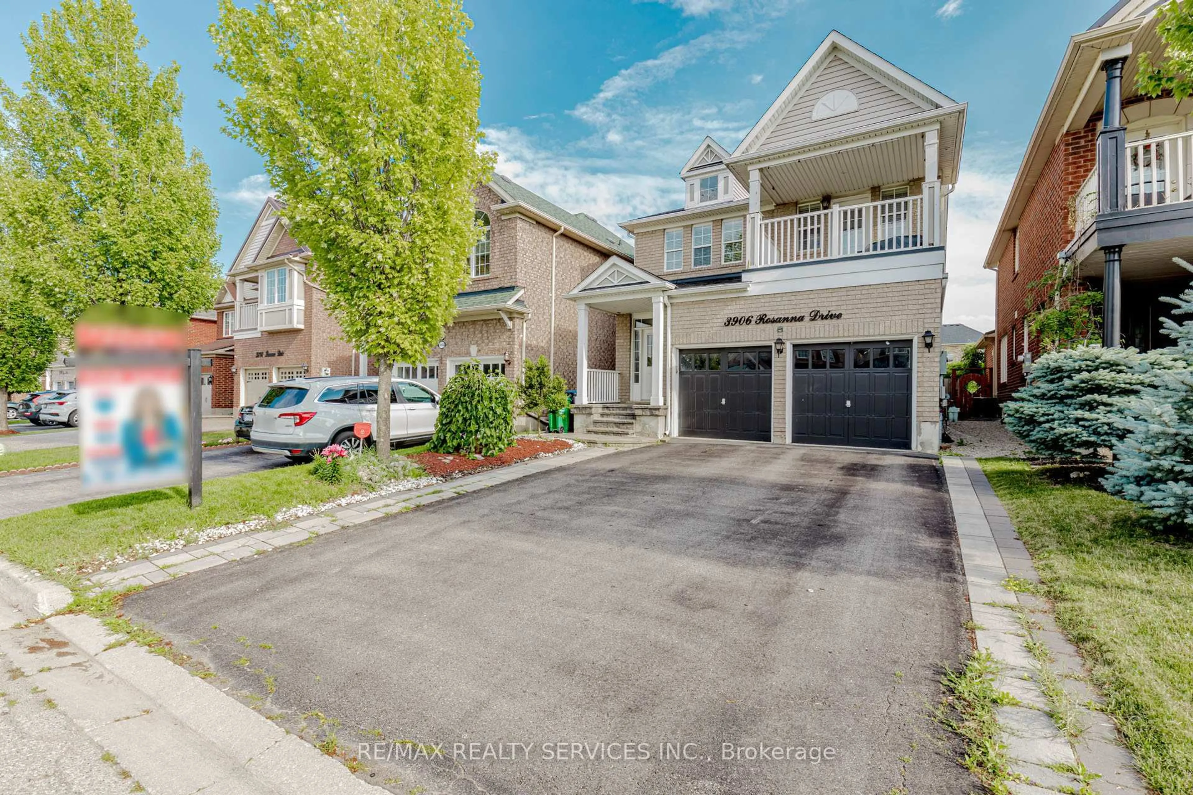 A pic from outside/outdoor area/front of a property/back of a property/a pic from drone, street for 3906 Rosanna Dr, Mississauga Ontario L5M 7Y2