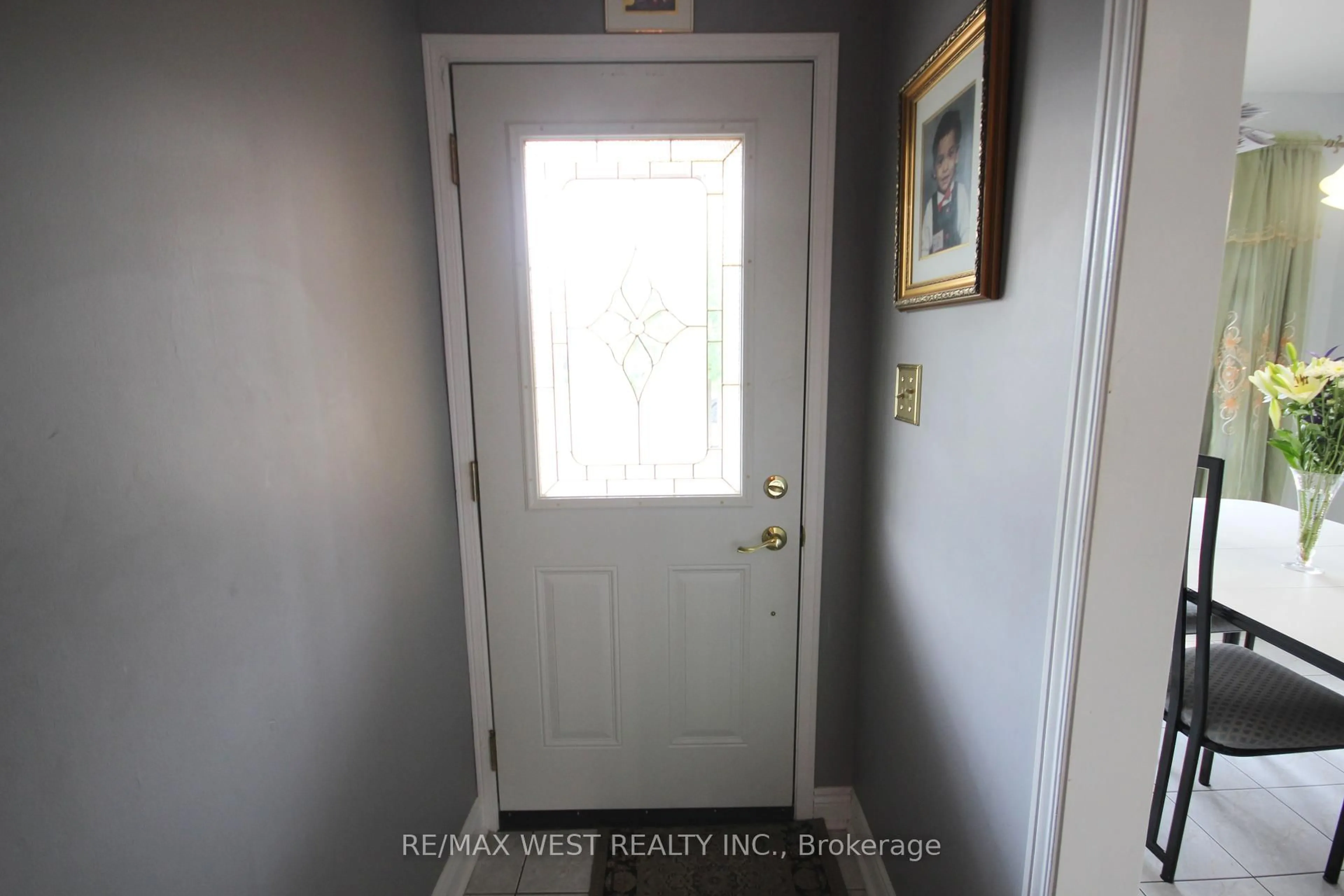 Indoor entryway for 91 Simmons Blvd, Brampton Ontario L6V 3V4