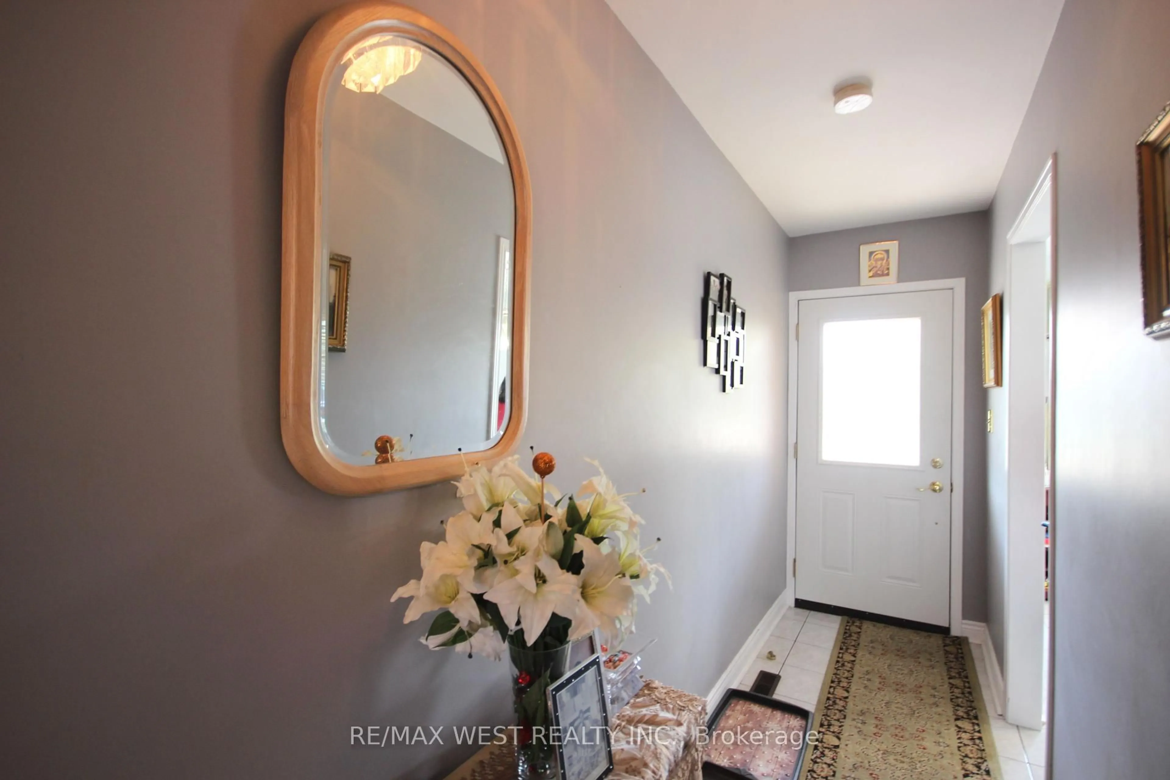 Indoor entryway for 91 Simmons Blvd, Brampton Ontario L6V 3V4