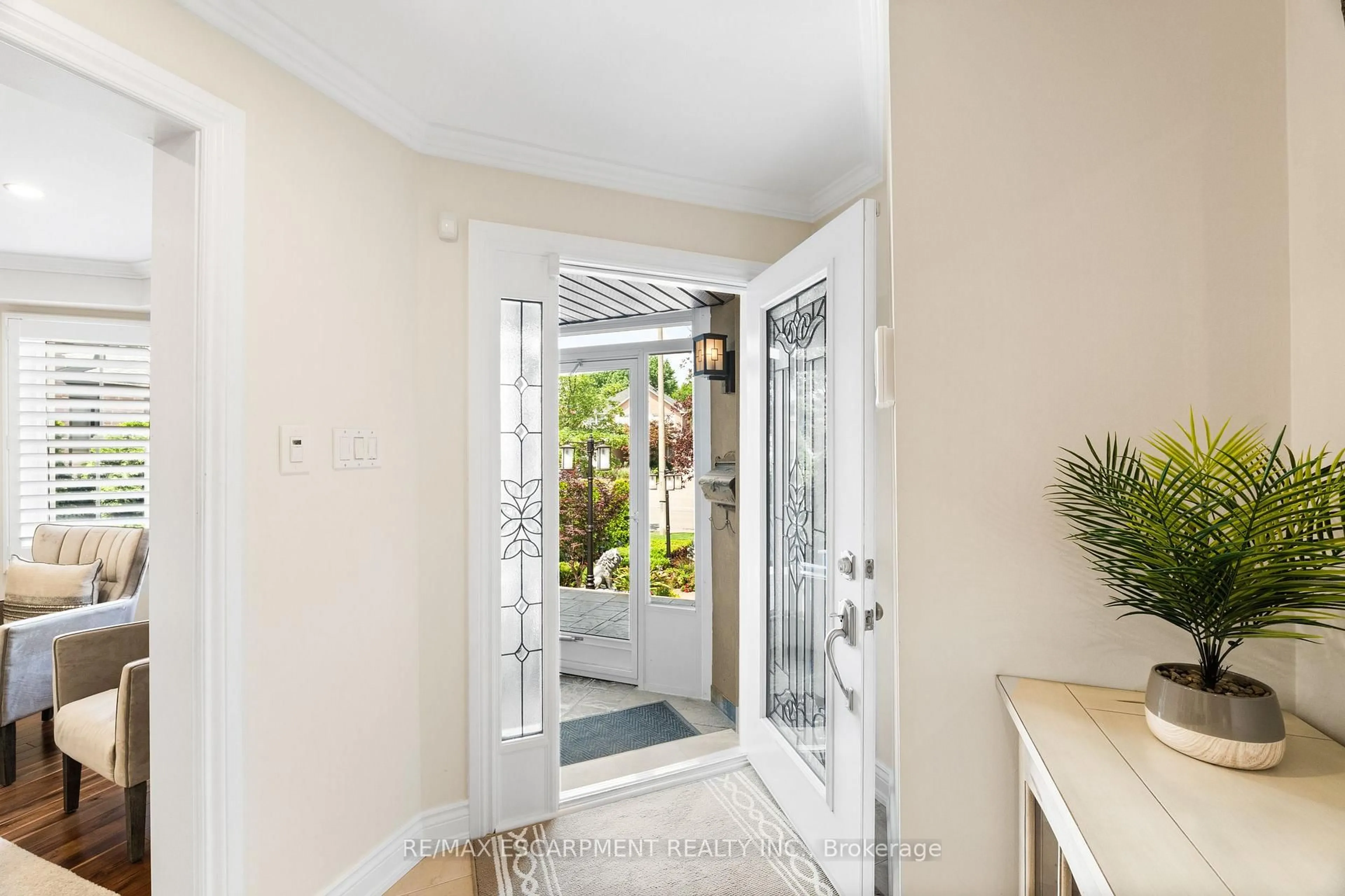 Indoor entryway for 286 Winfield Terr, Mississauga Ontario L5R 1N3