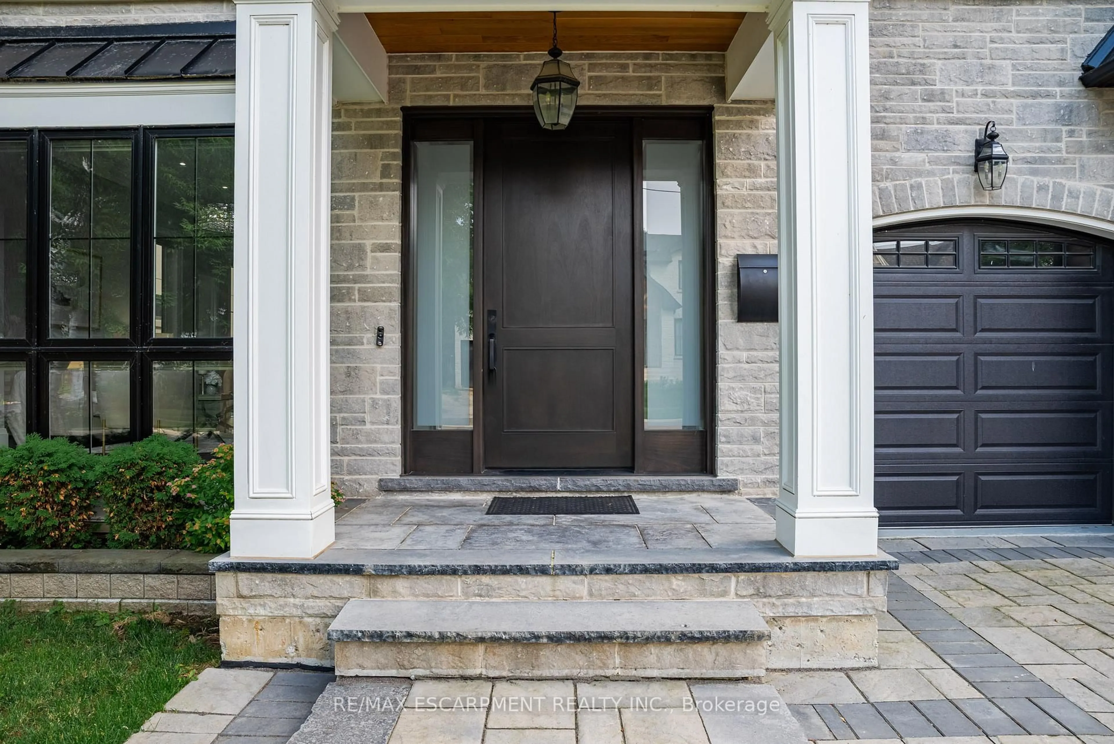 Indoor entryway for 1368 Kenmuir Ave, Mississauga Ontario L5G 4B4