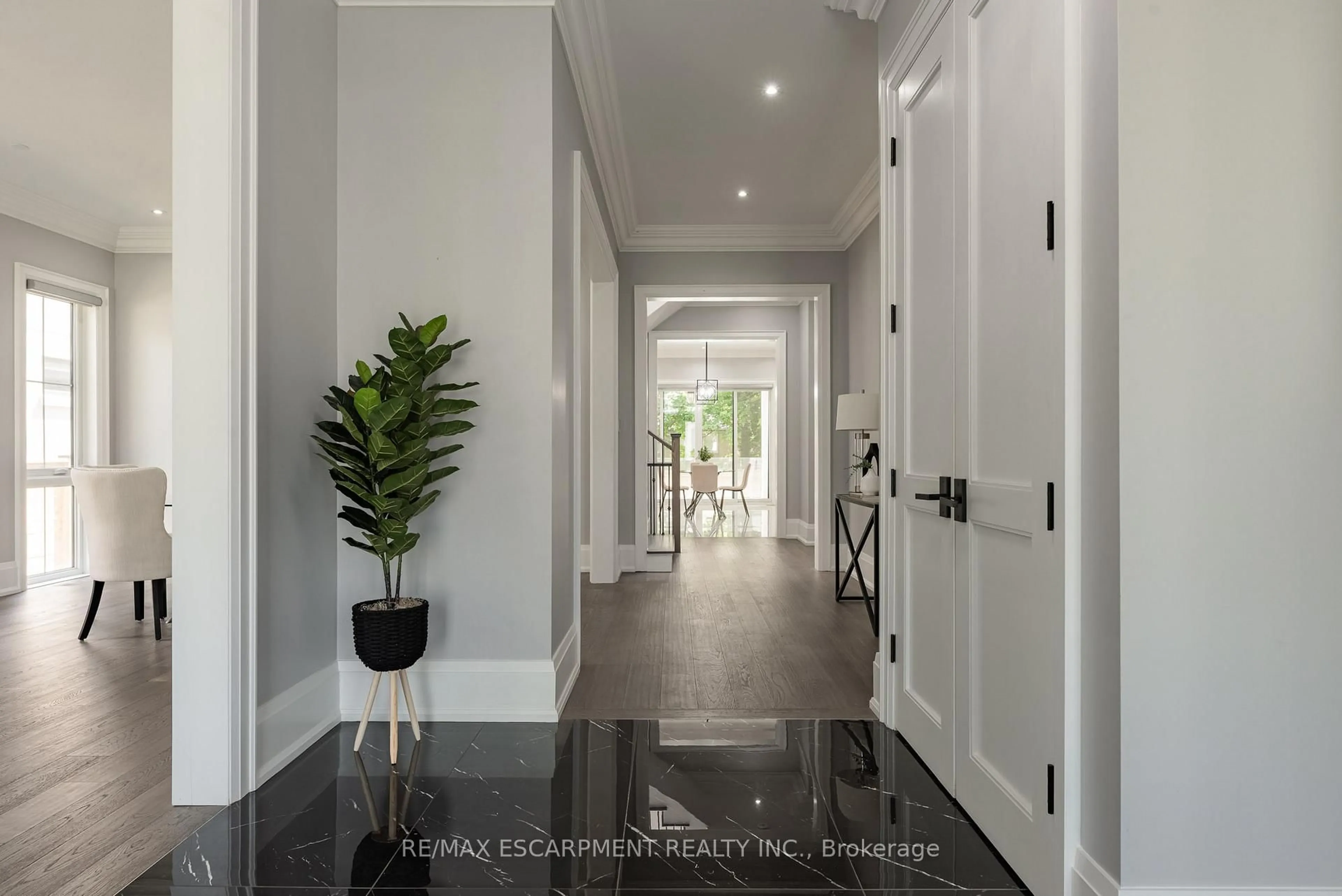 Indoor entryway for 1368 Kenmuir Ave, Mississauga Ontario L5G 4B4