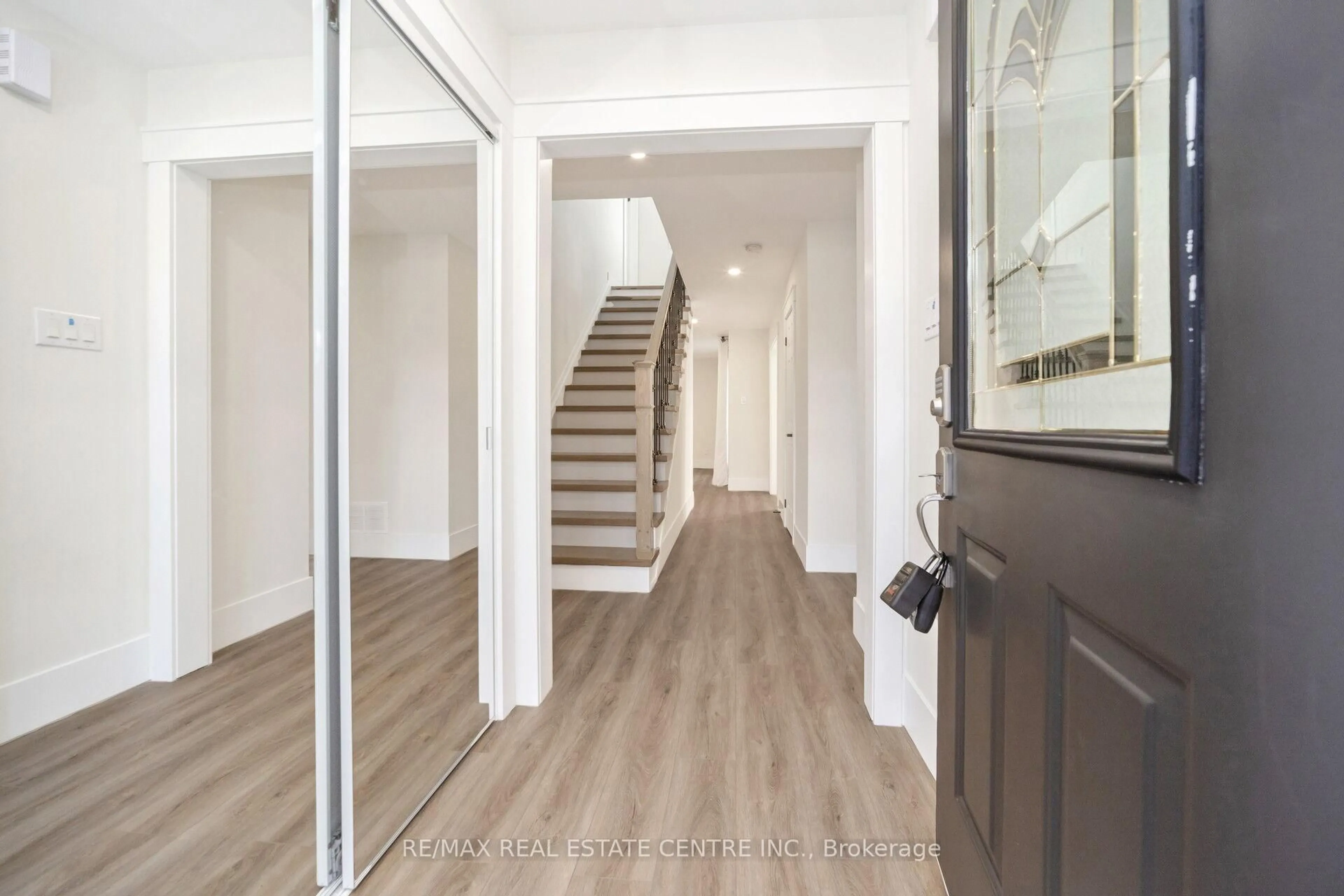 Indoor entryway for 142 Ural Circ, Brampton Ontario L6R 1H1