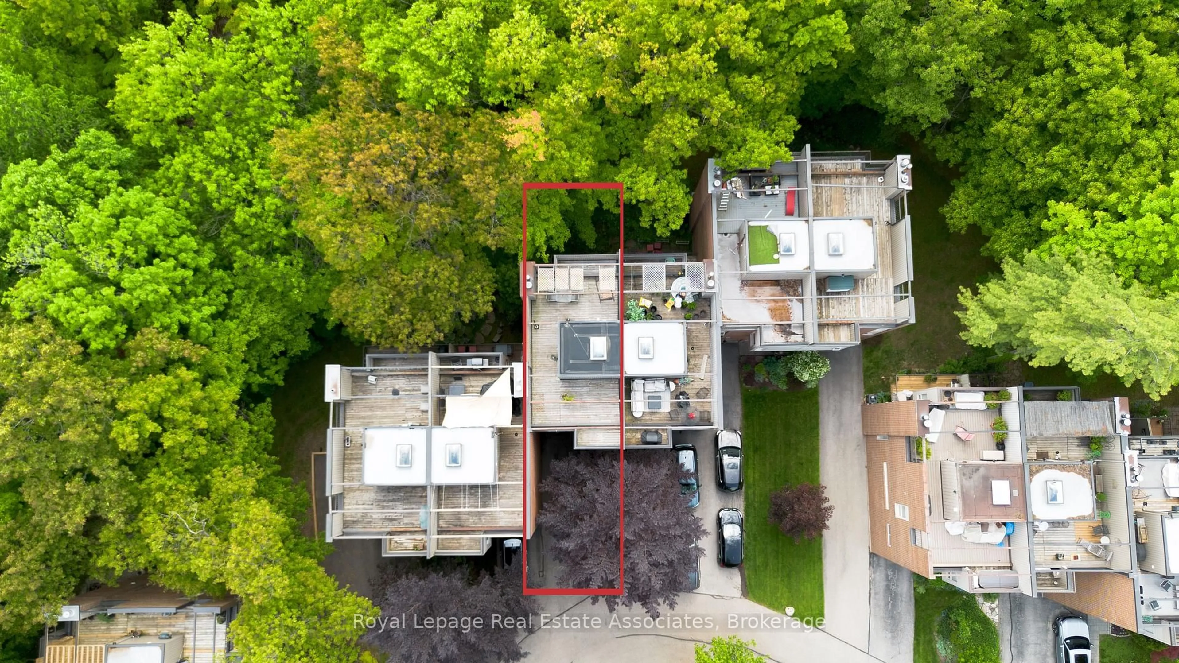 A pic from outside/outdoor area/front of a property/back of a property/a pic from drone, city buildings view from balcony for 1250 Marlborough Crt #23, Oakville Ontario L6H 2W7