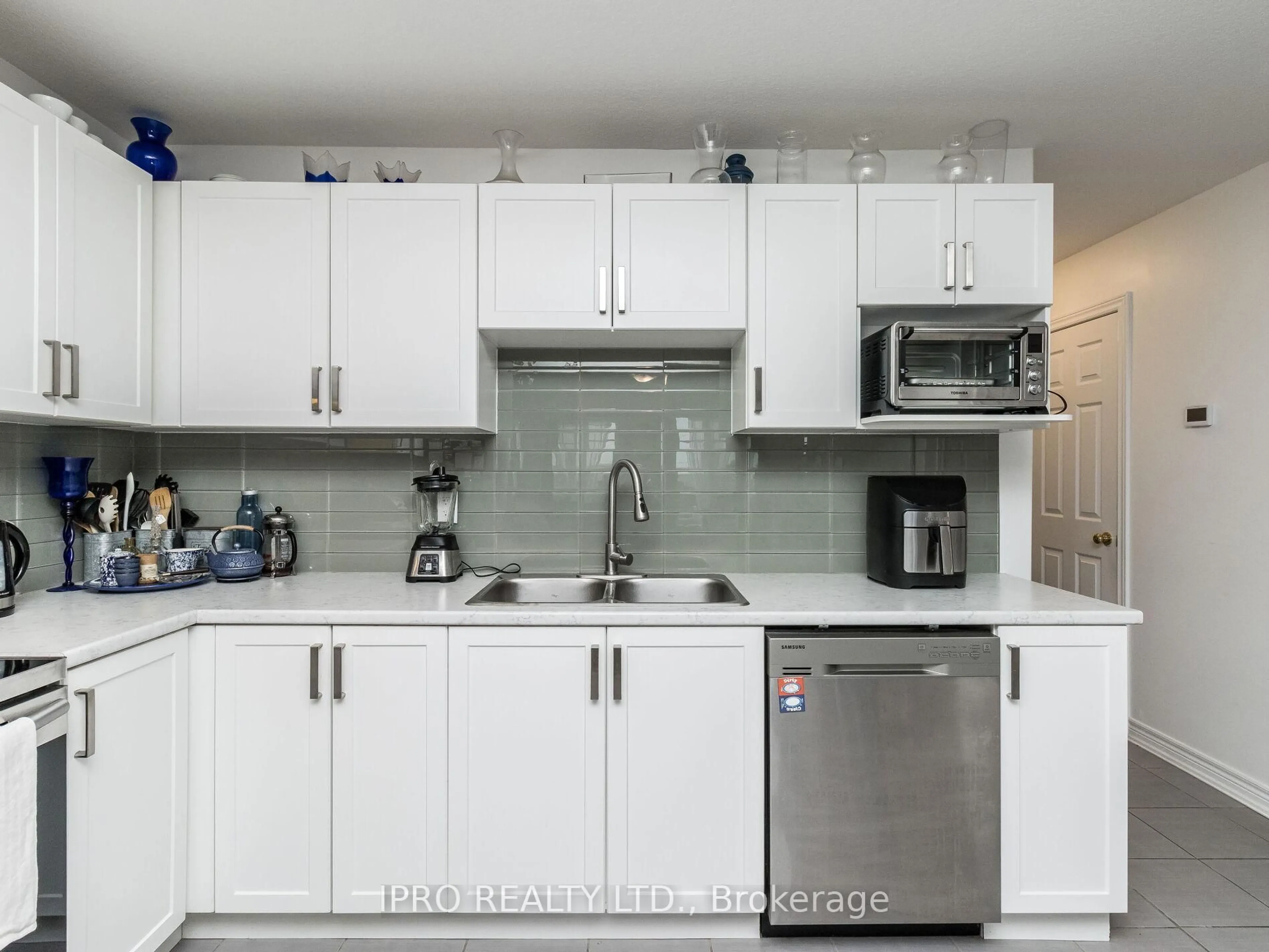 Standard kitchen, unknown for 96 Winterton Crt, Orangeville Ontario L9W 6Z7