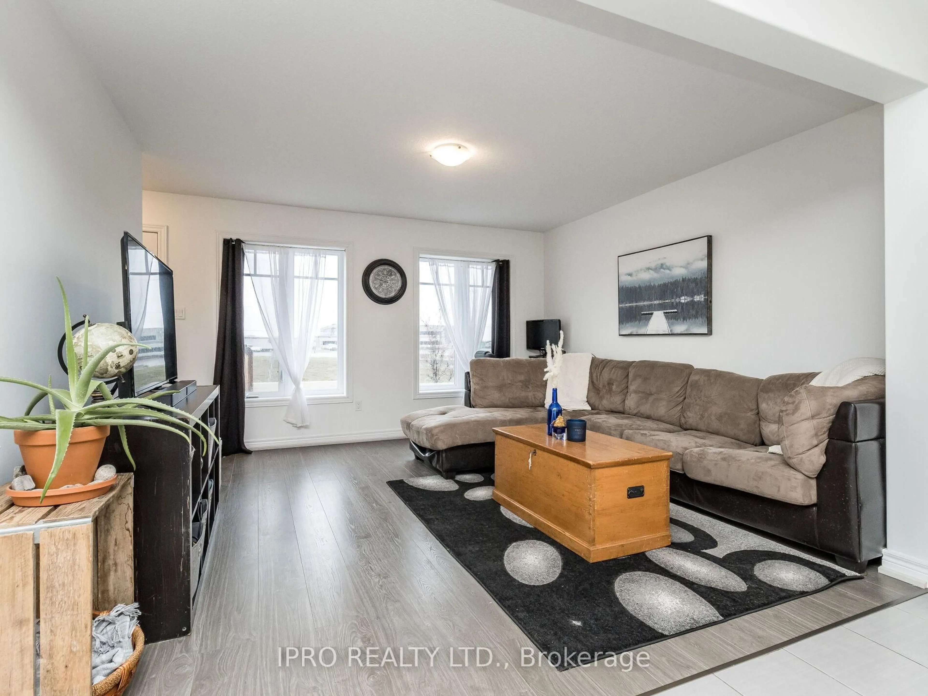 Living room with furniture, unknown for 96 Winterton Crt, Orangeville Ontario L9W 6Z7