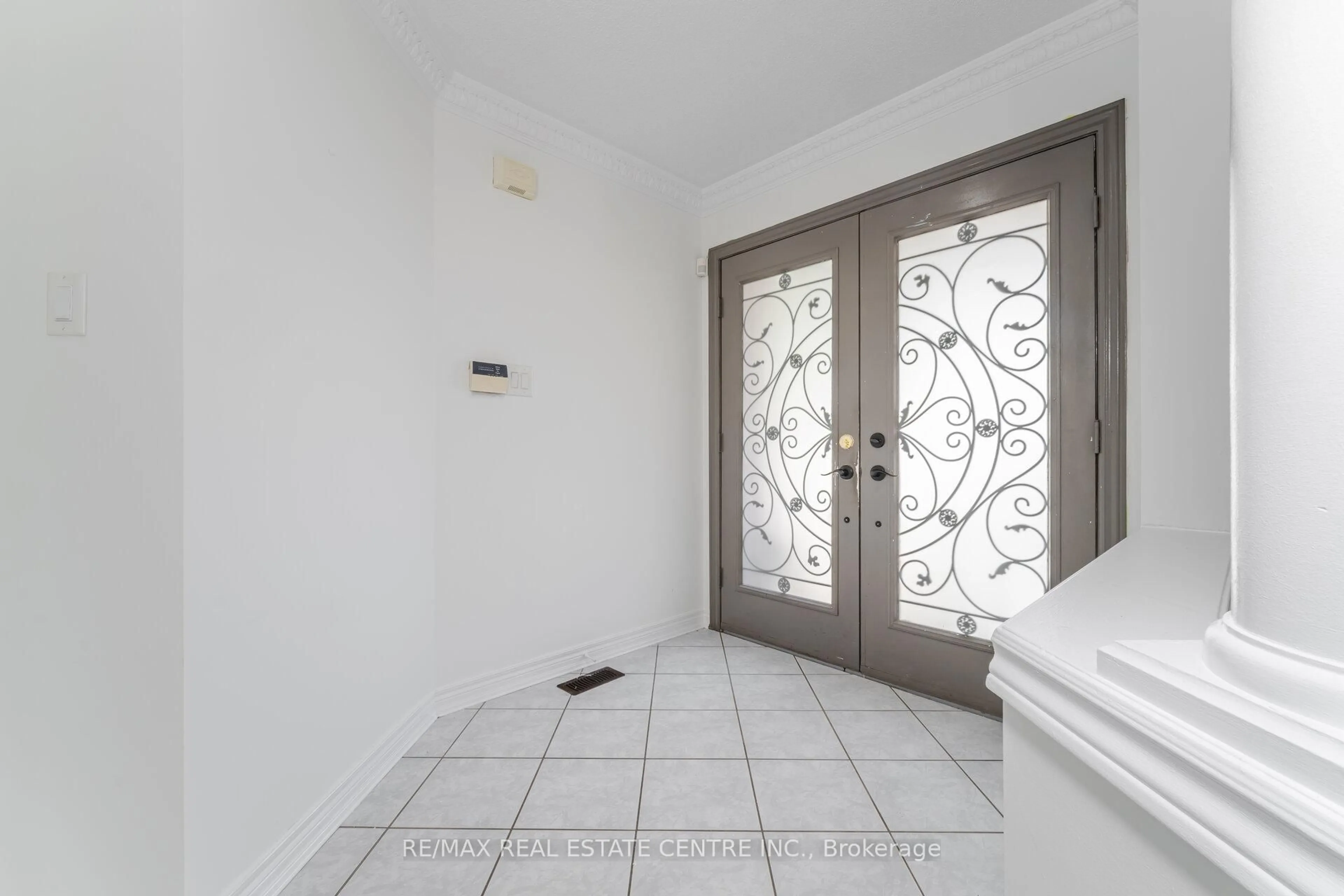 Indoor foyer for 6 Baccarat Cres, Brampton Ontario L7A 1K7