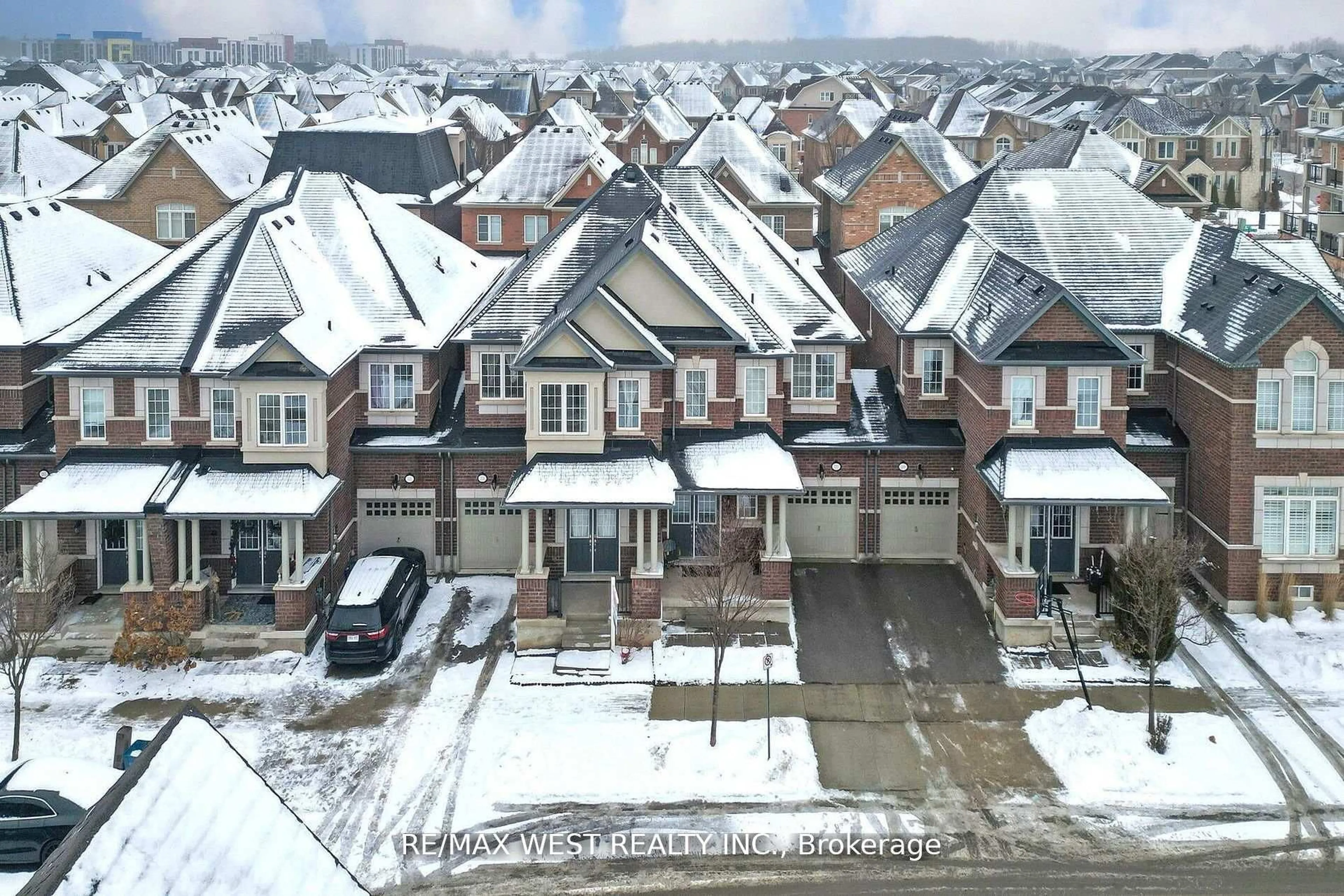 A pic from outside/outdoor area/front of a property/back of a property/a pic from drone, street for 213 Sarah Cline Dr, Oakville Ontario L6M 0T8