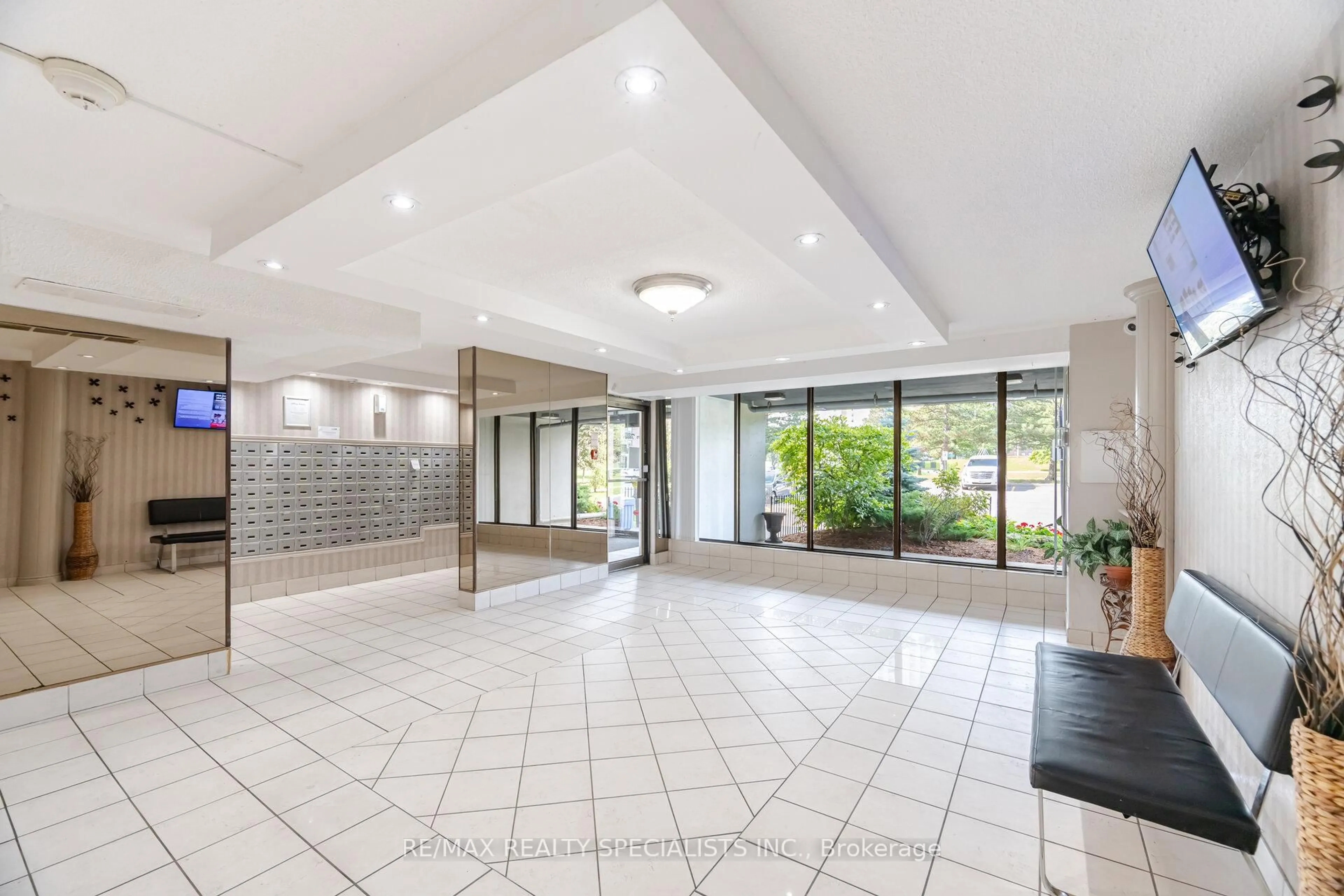 Indoor foyer for 21 KNIGHTSBRIDGE Rd #1507, Brampton Ontario L6T 3Y1