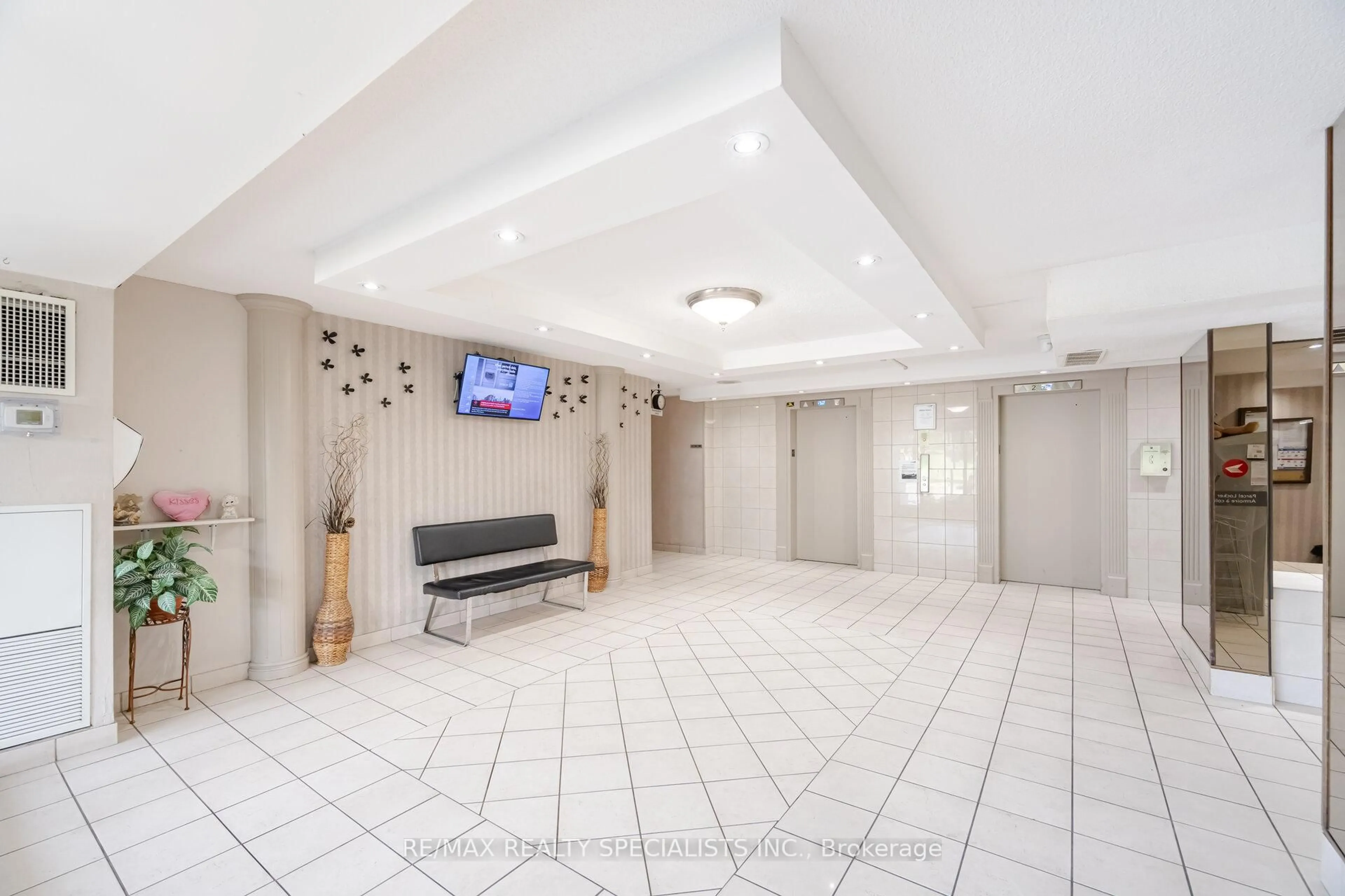 Lobby for 21 KNIGHTSBRIDGE Rd #1507, Brampton Ontario L6T 3Y1