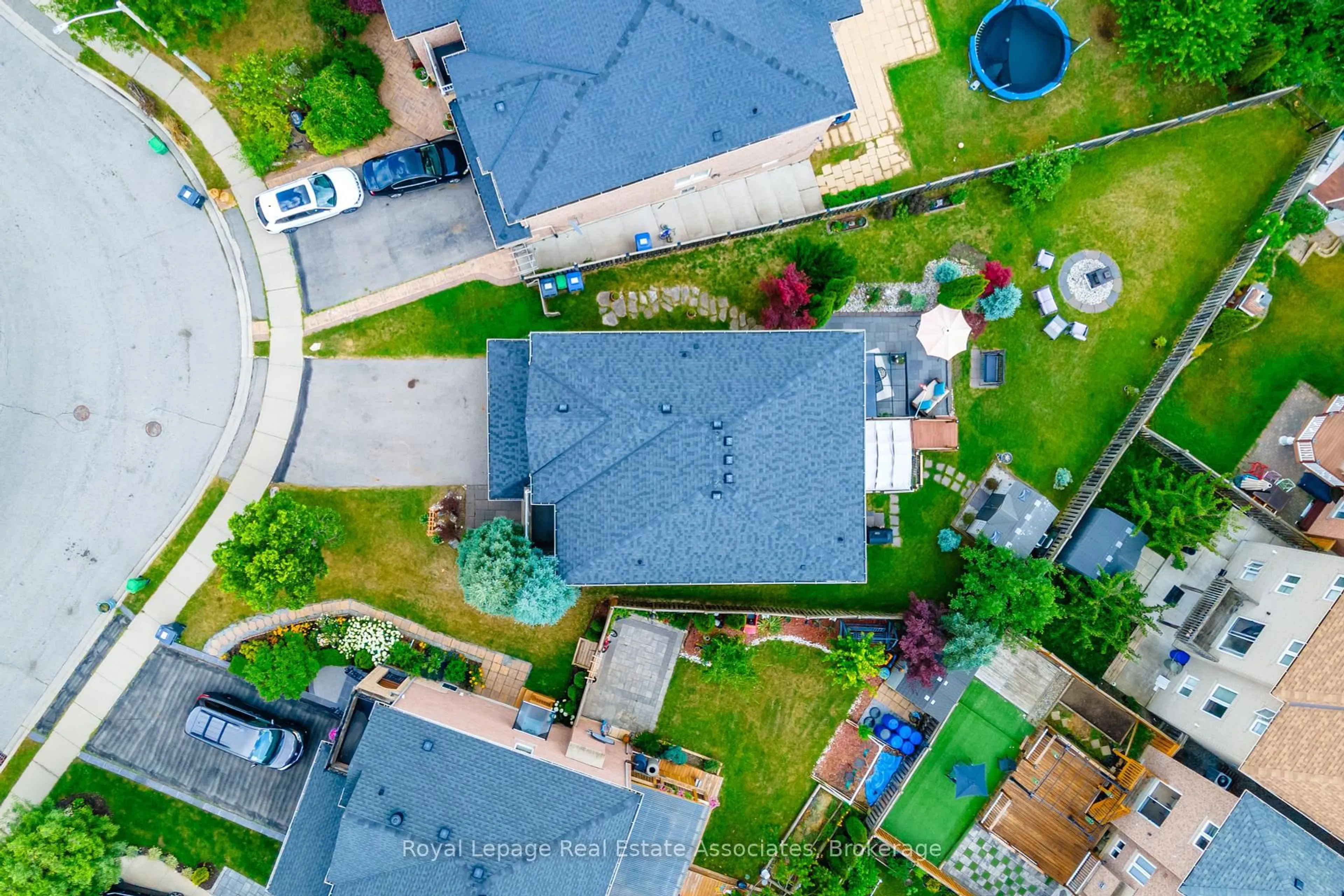 A pic from outside/outdoor area/front of a property/back of a property/a pic from drone, street for 16 Sandyside Cres, Brampton Ontario L7A 3P8