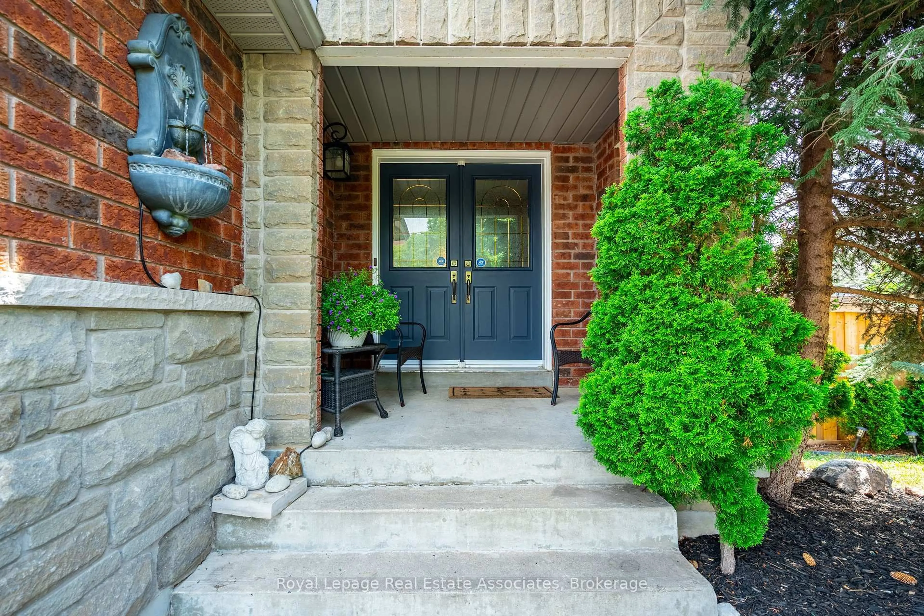 Indoor entryway for 16 Sandyside Cres, Brampton Ontario L7A 3P8