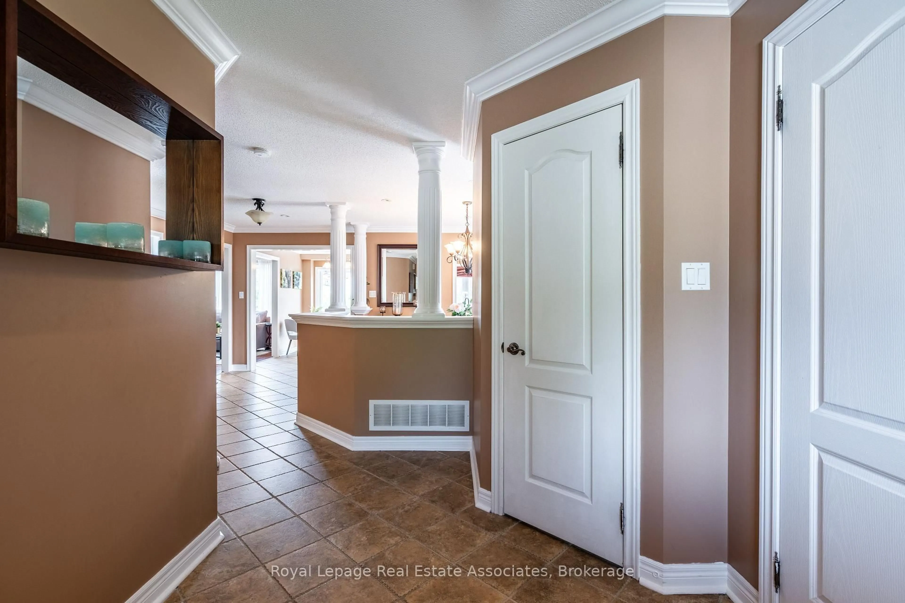 Indoor entryway for 16 Sandyside Cres, Brampton Ontario L7A 3P8