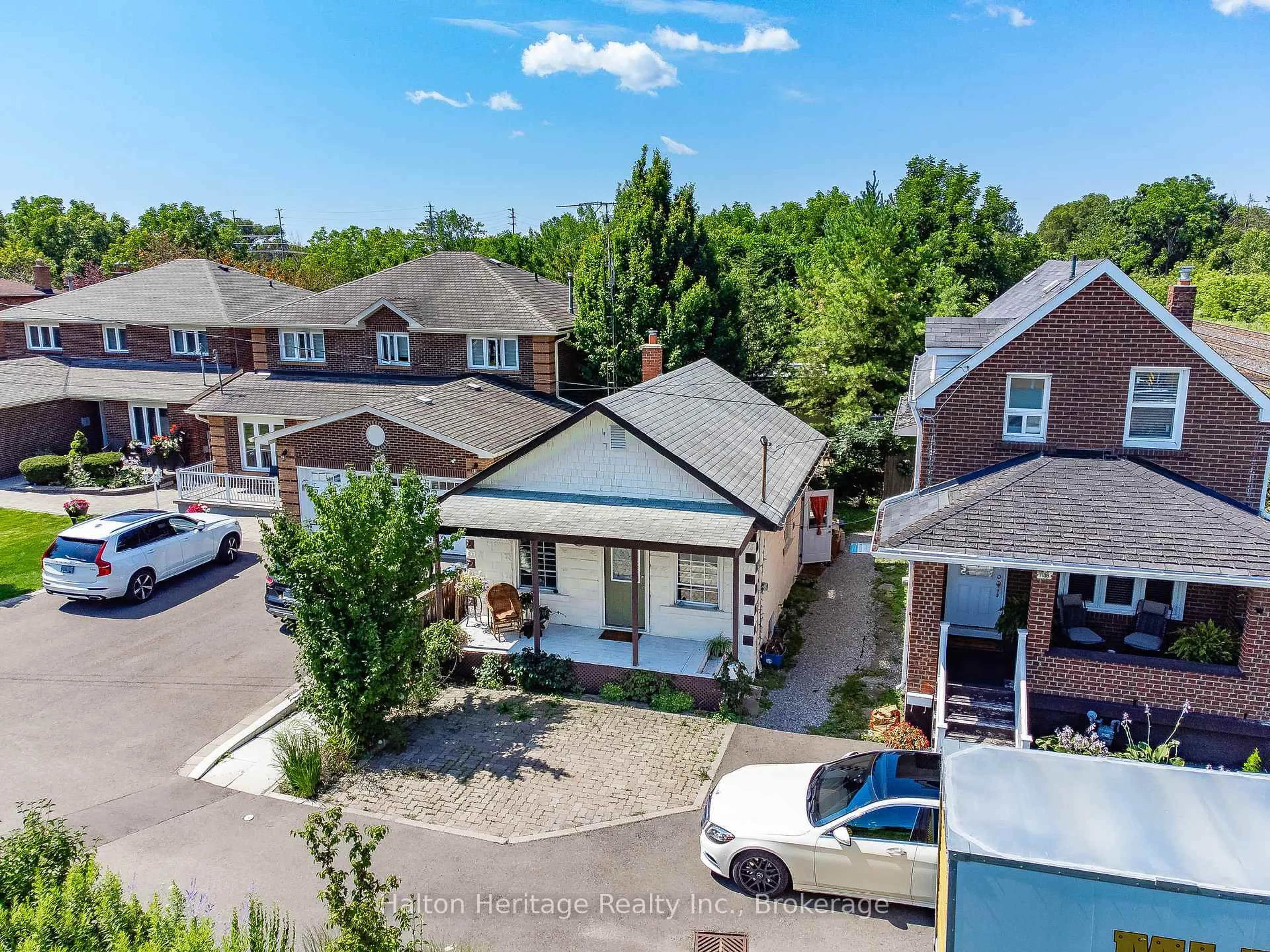 A pic from outside/outdoor area/front of a property/back of a property/a pic from drone, street for 1104 Haig Blvd, Mississauga Ontario L5E 2M5