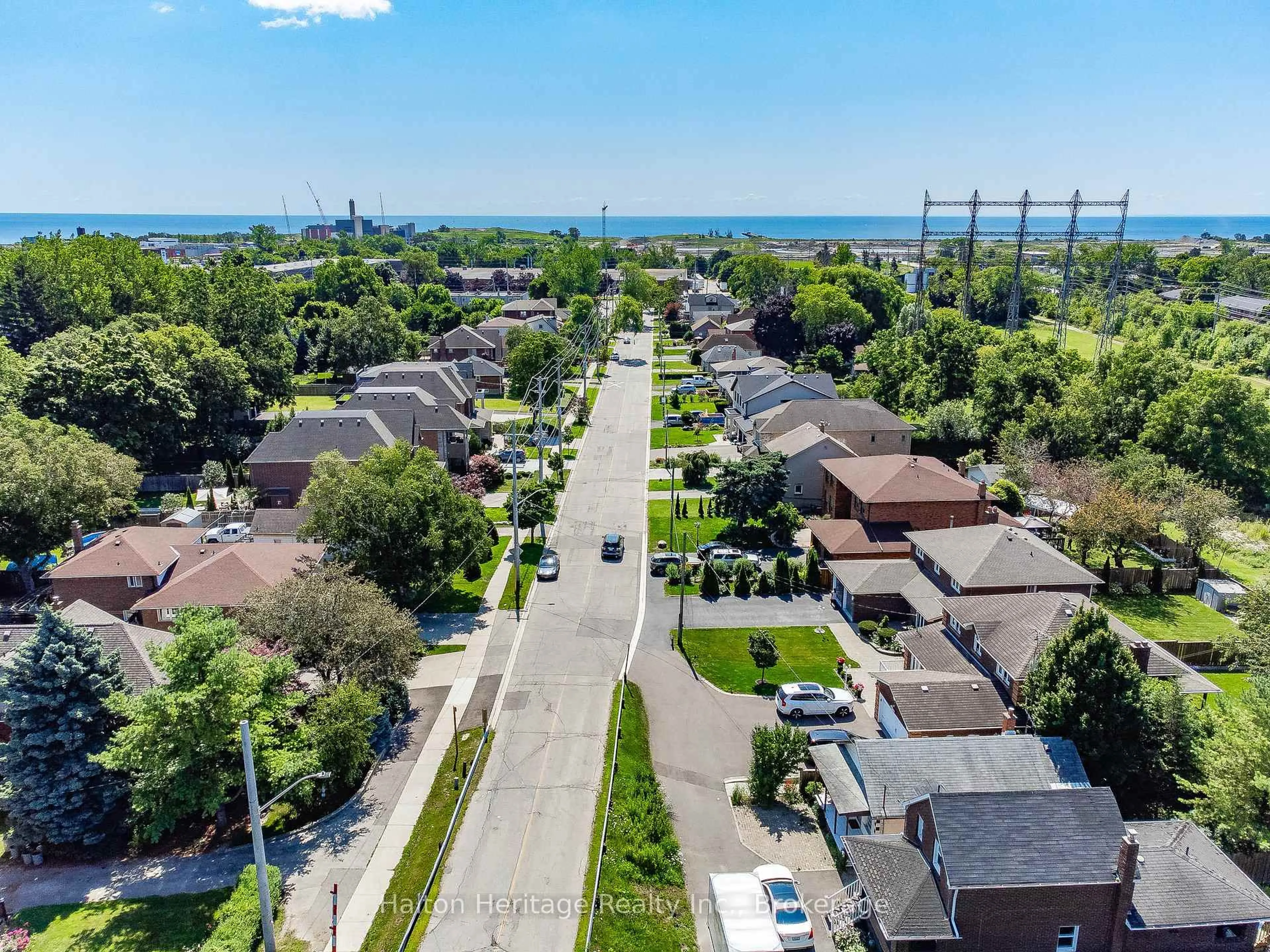 A pic from outside/outdoor area/front of a property/back of a property/a pic from drone, street for 1104 Haig Blvd, Mississauga Ontario L5E 2M5