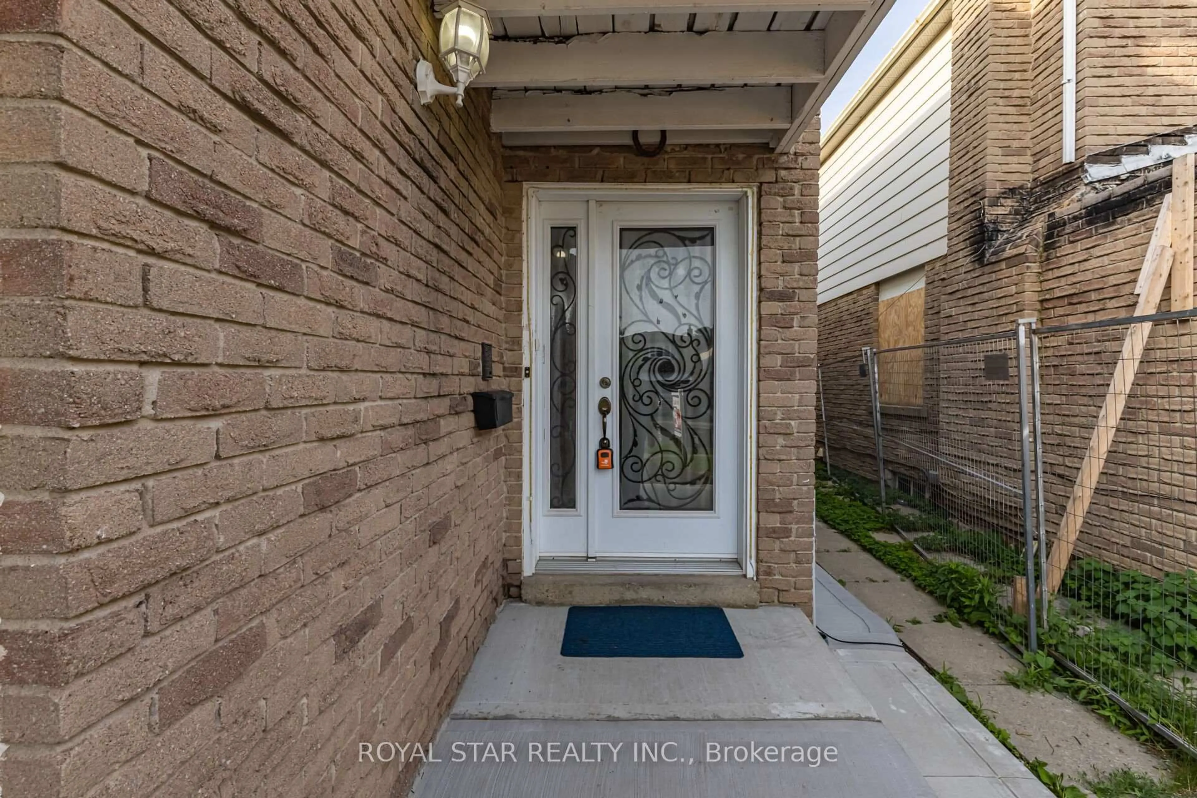 Indoor entryway for 97 Banting Cres, Brampton Ontario L6Y 2L9