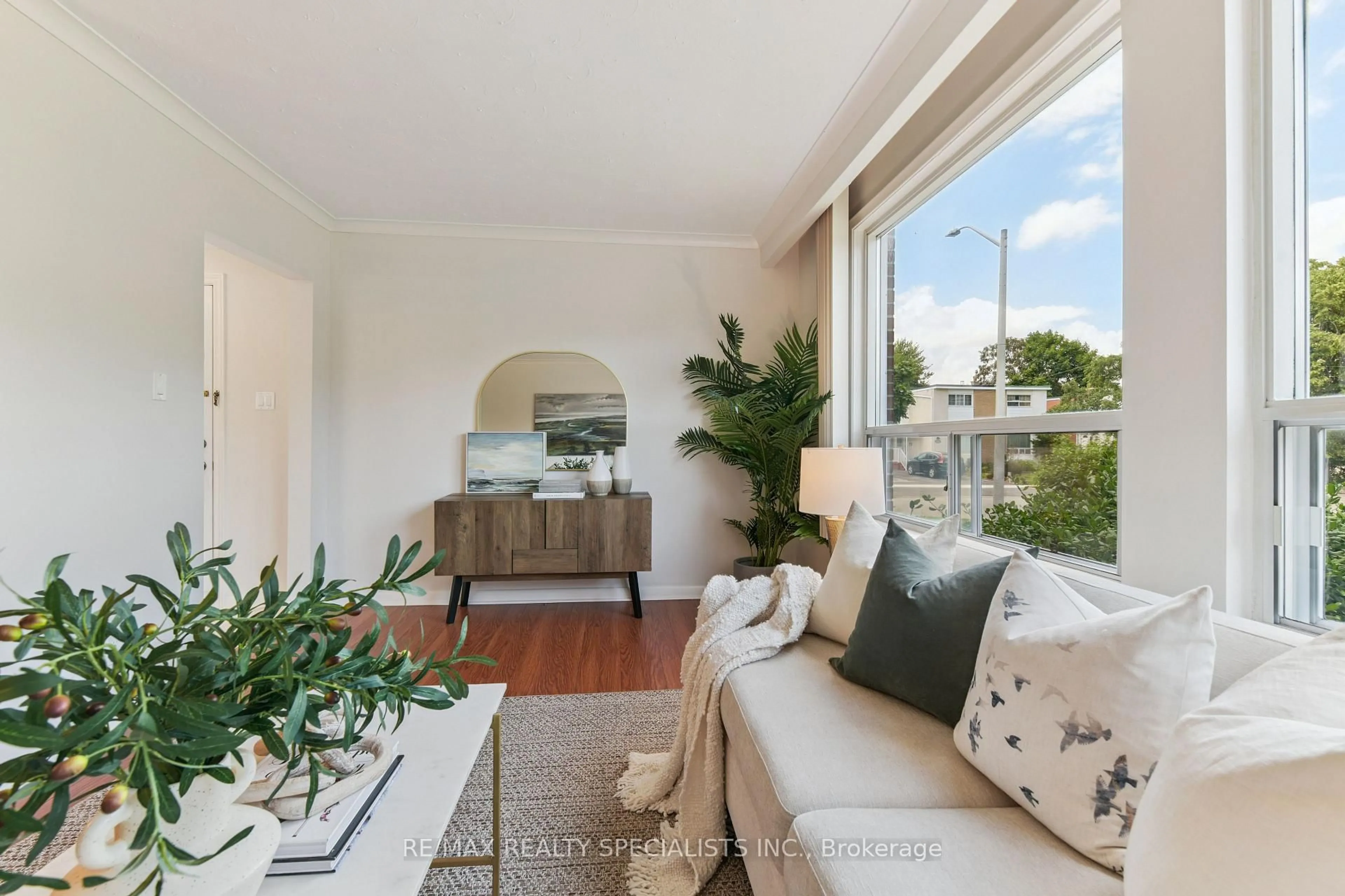 Living room with furniture, unknown for 2310 Brookhurst Rd, Mississauga Ontario L5J 1R2