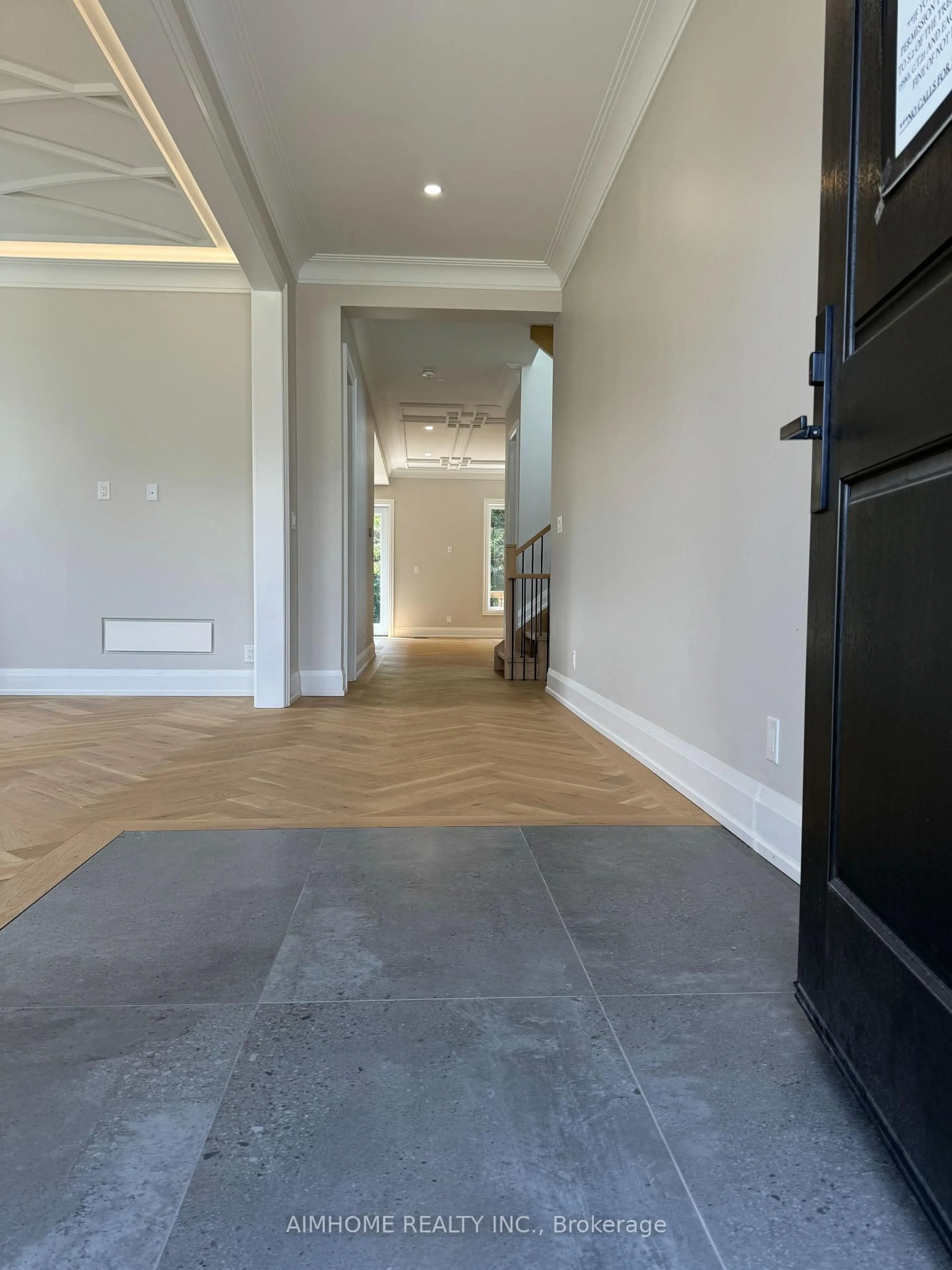 Indoor entryway for 1104 Edgeleigh Ave, Mississauga Ontario L5E 2G3