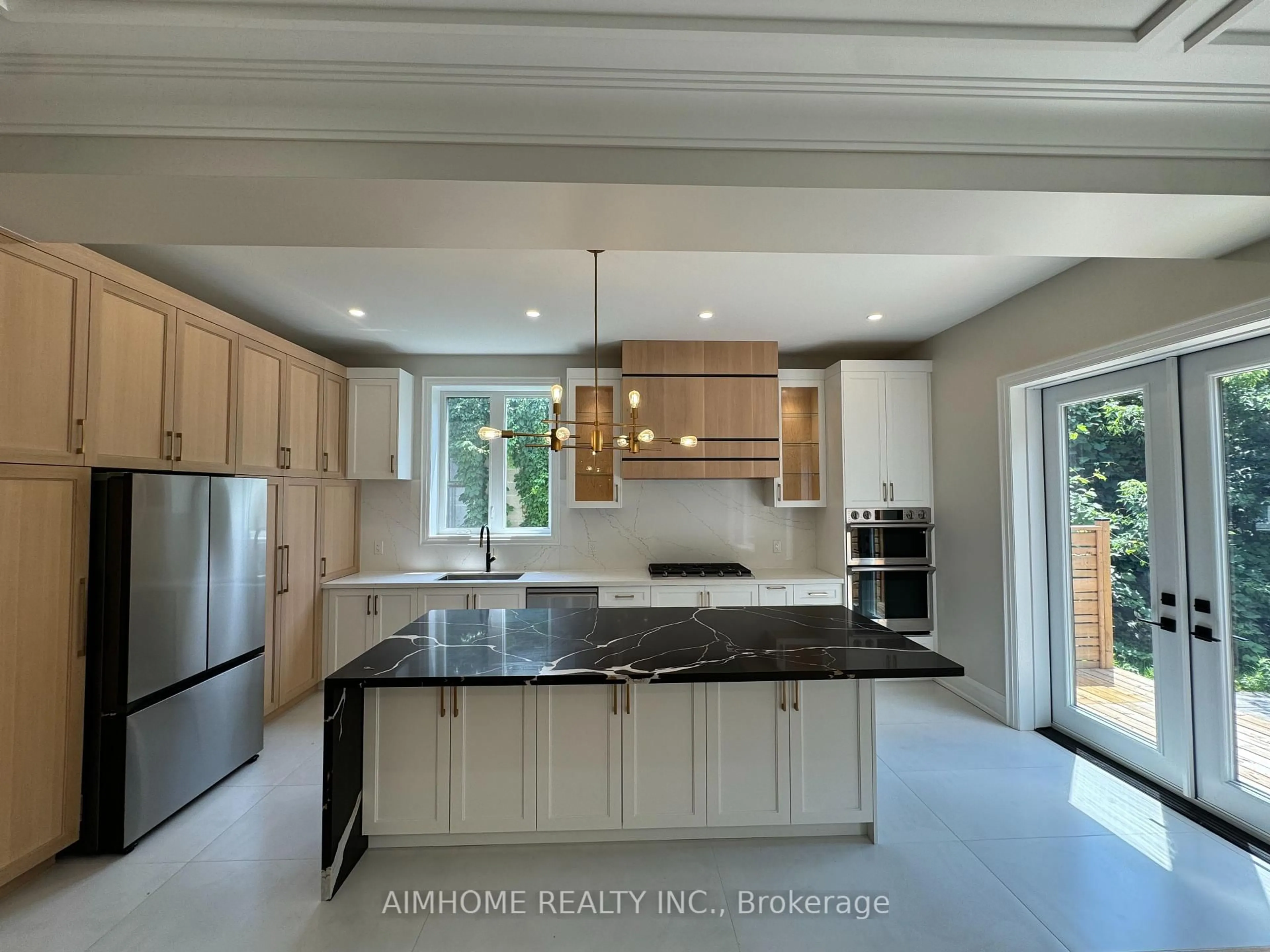 Open concept kitchen, ceramic/tile floor for 1104 Edgeleigh Ave, Mississauga Ontario L5E 2G3