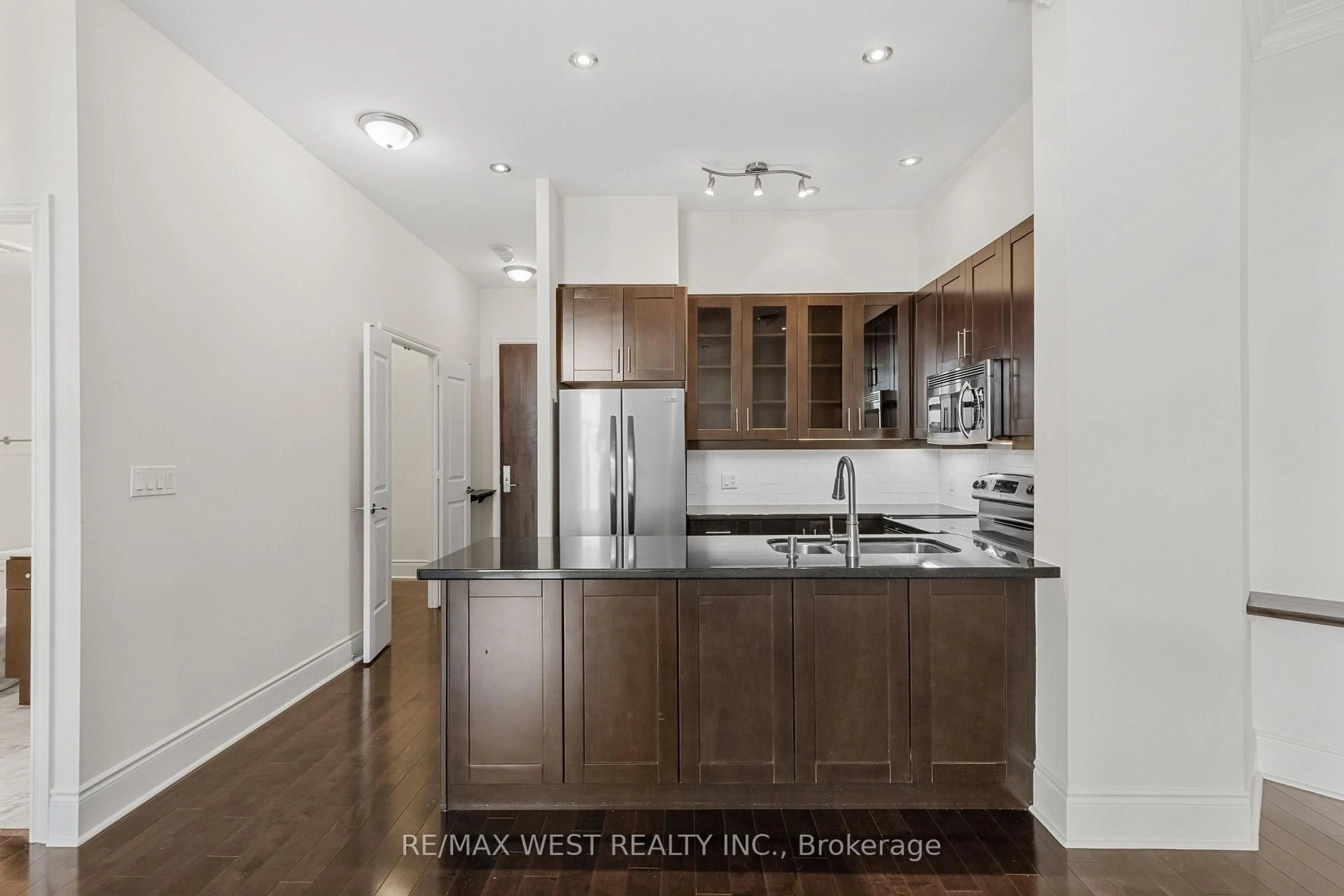 Open concept kitchen, wood/laminate floor for 25 Earlington Ave #PH615, Toronto Ontario M8X 3A3