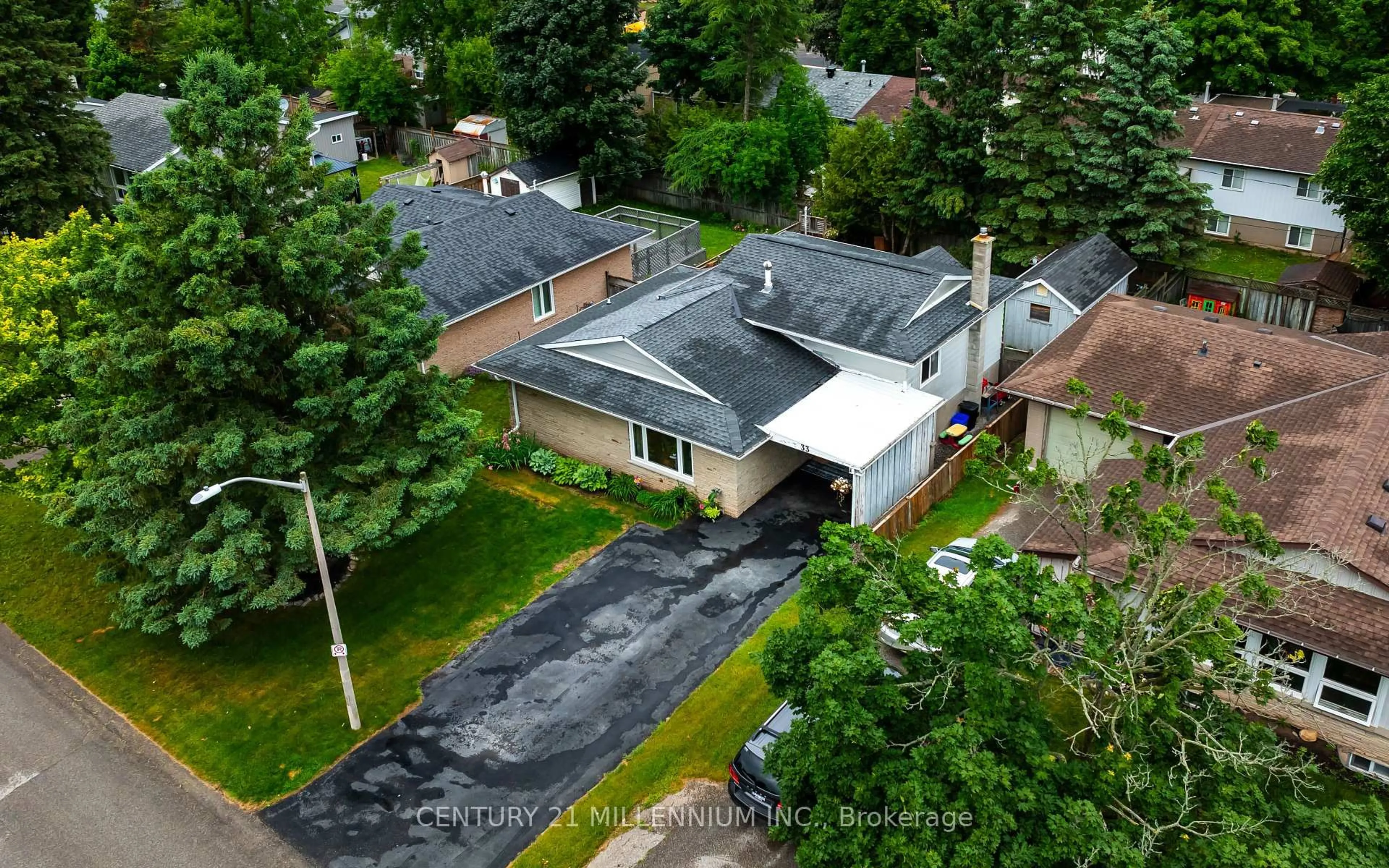 A pic from outside/outdoor area/front of a property/back of a property/a pic from drone, street for 33 Caledonia Rd, Orangeville Ontario L9W 2V2