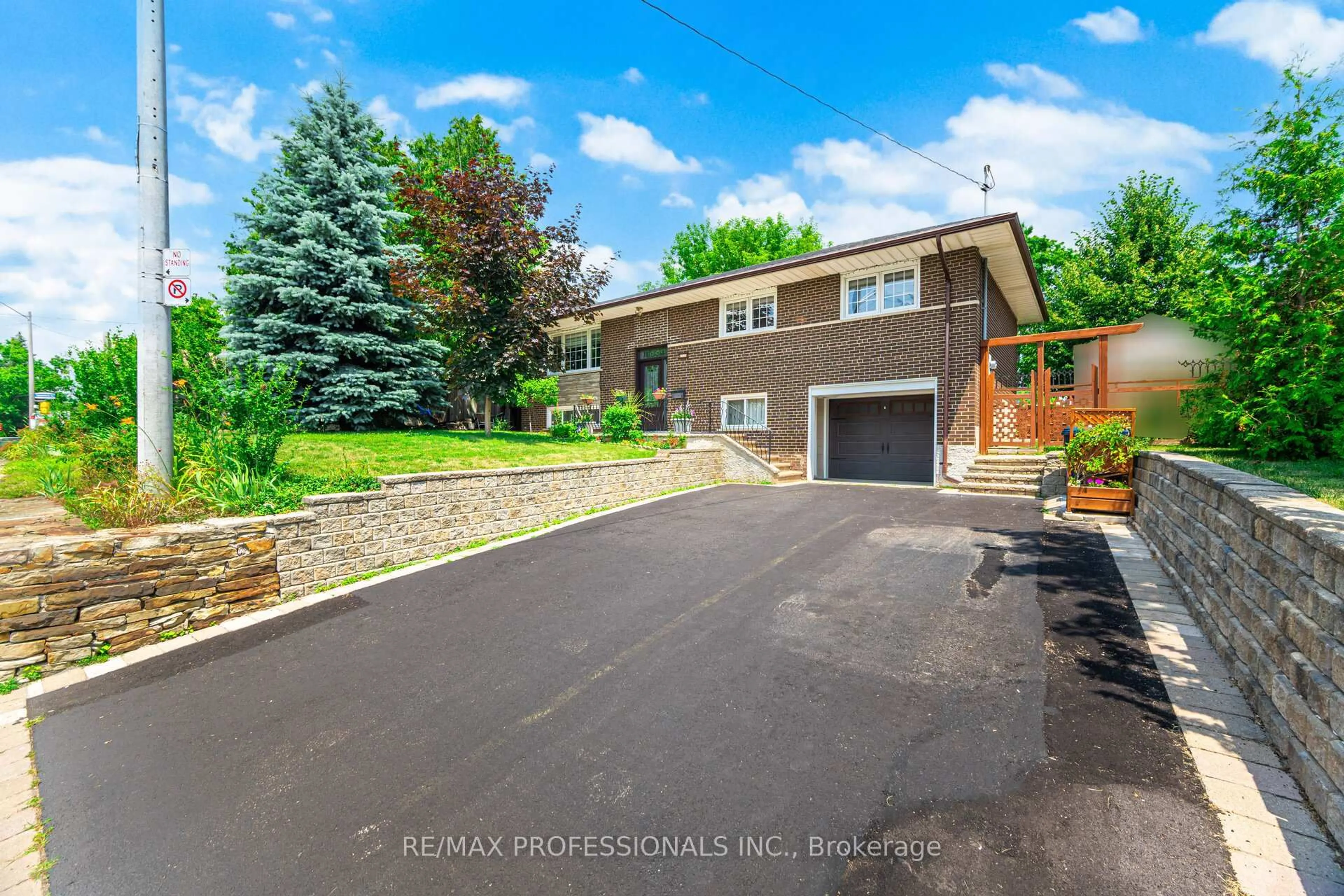 A pic from outside/outdoor area/front of a property/back of a property/a pic from drone, street for 1549 Royal York Rd, Toronto Ontario M9P 3C1