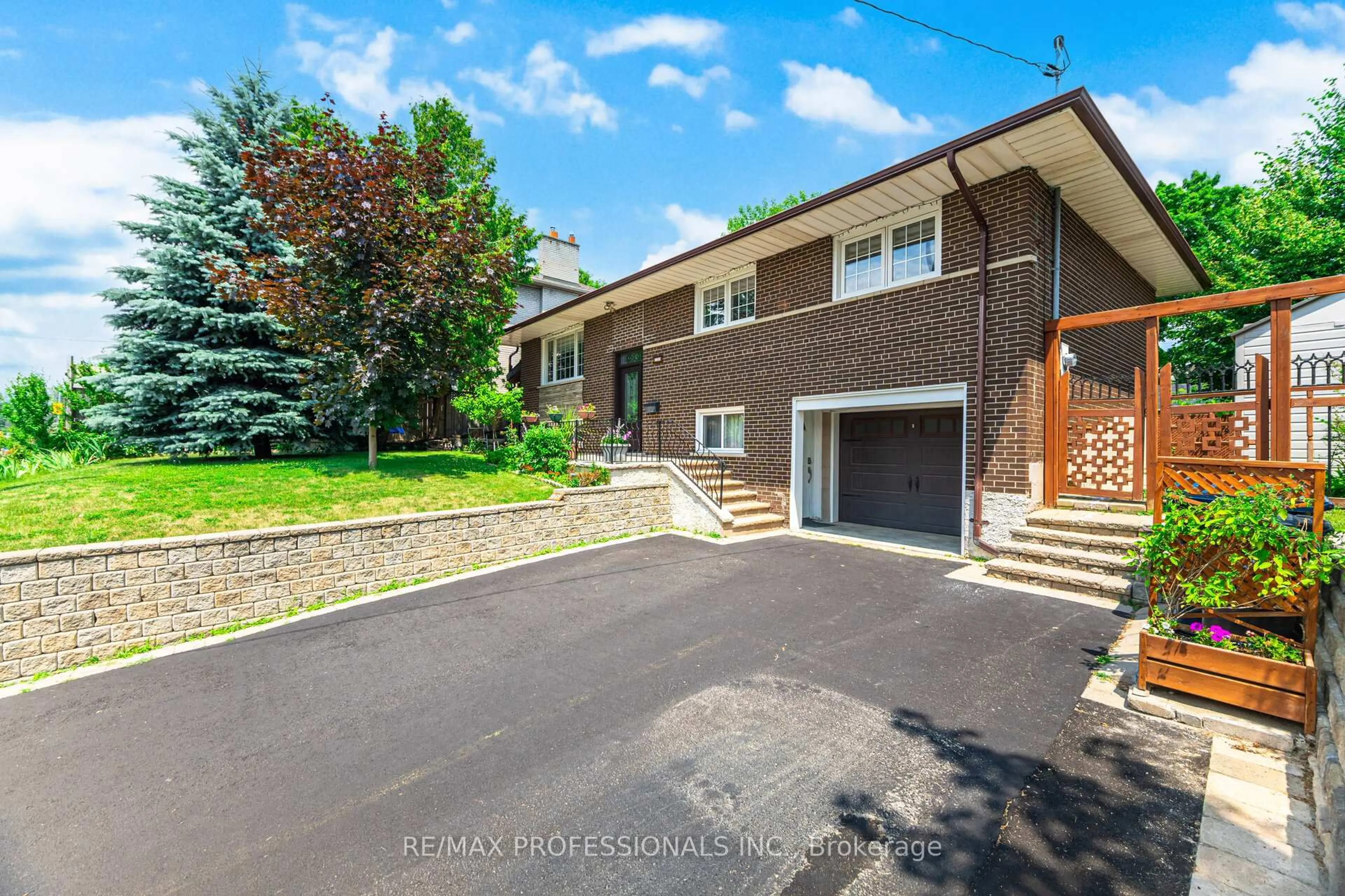 A pic from outside/outdoor area/front of a property/back of a property/a pic from drone, street for 1549 Royal York Rd, Toronto Ontario M9P 3C1