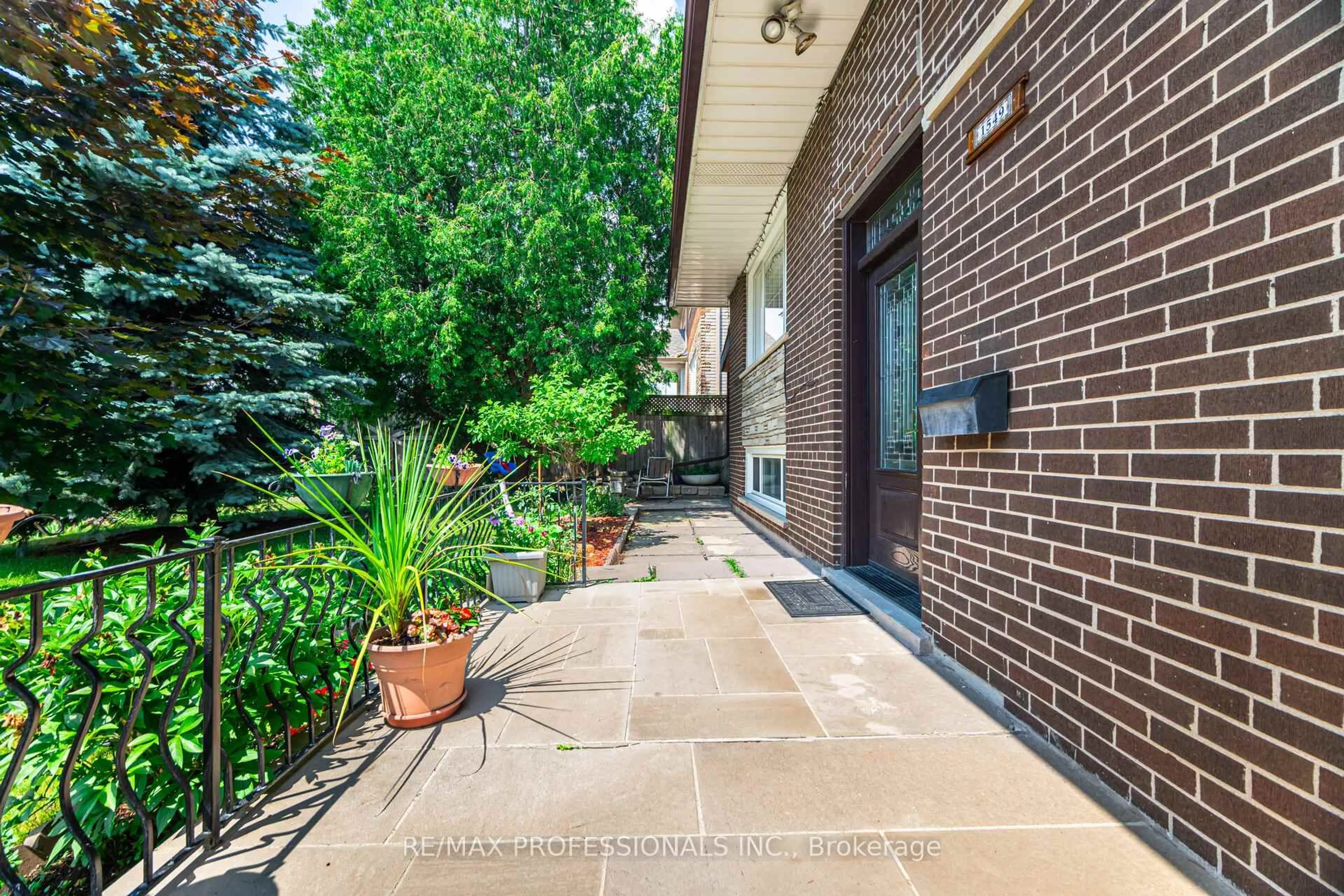 Patio, street for 1549 Royal York Rd, Toronto Ontario M9P 3C1