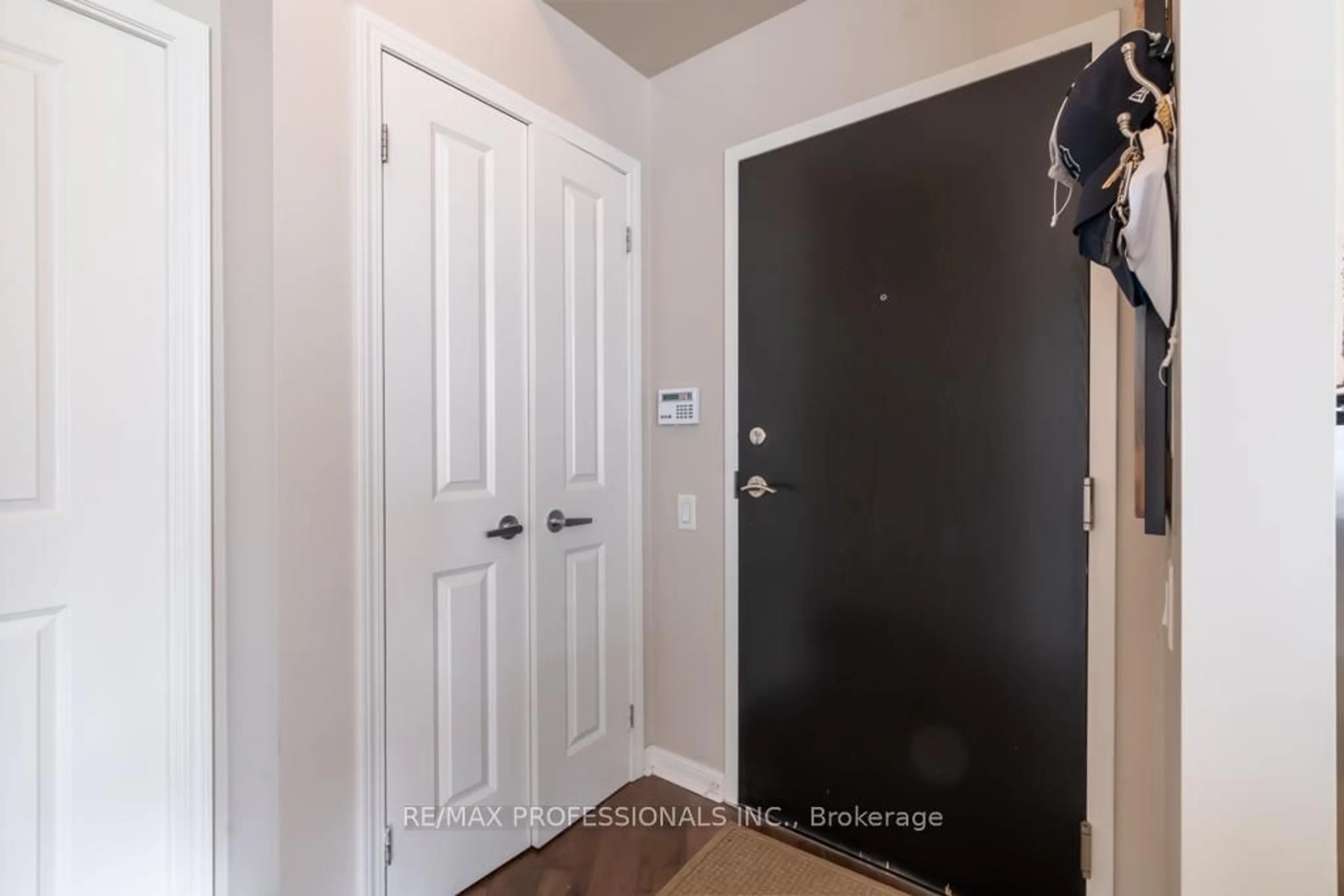 Indoor entryway for 15 Windermere Ave #512, Toronto Ontario M6G 5A2