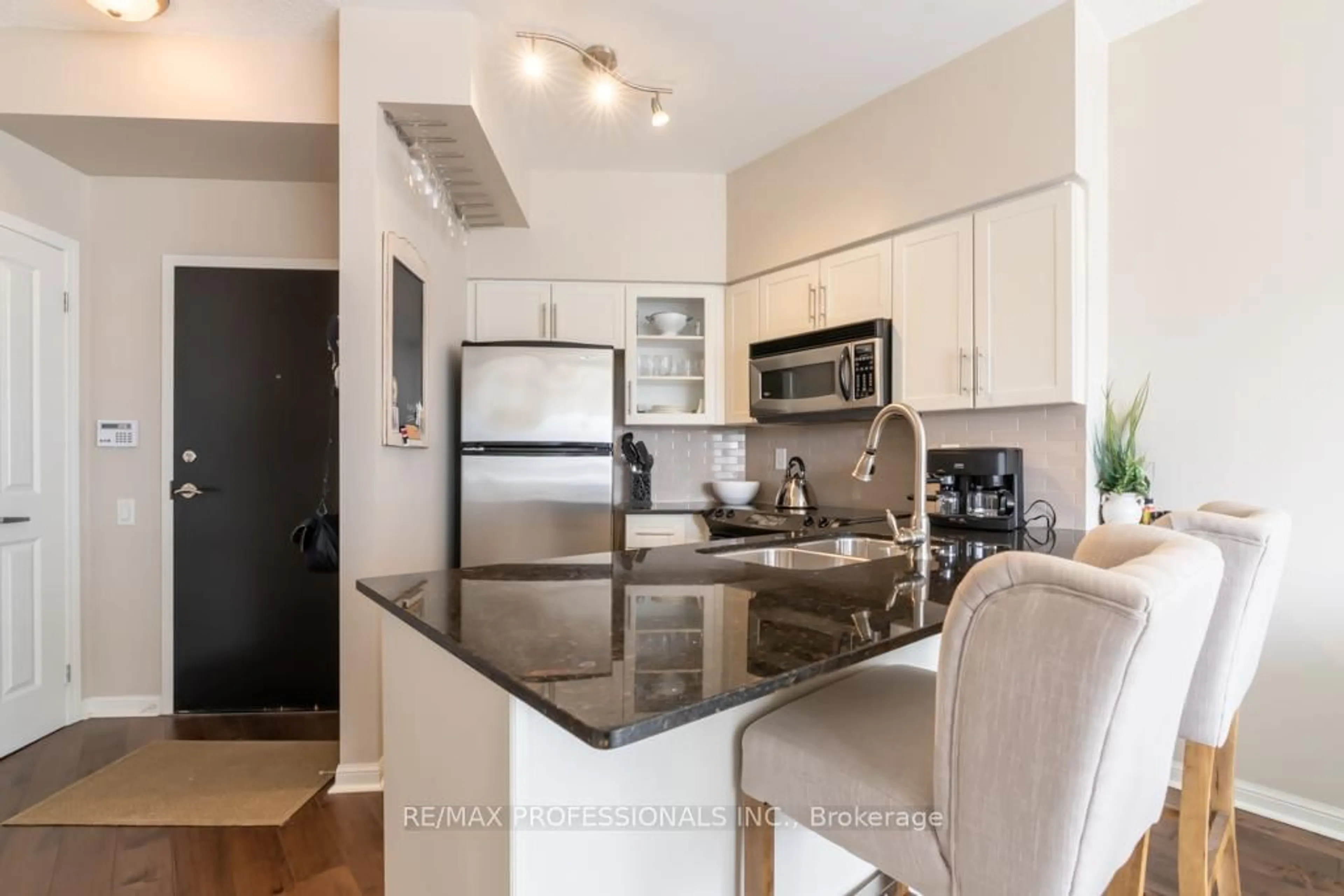 Open concept kitchen, unknown for 15 Windermere Ave #512, Toronto Ontario M6G 5A2