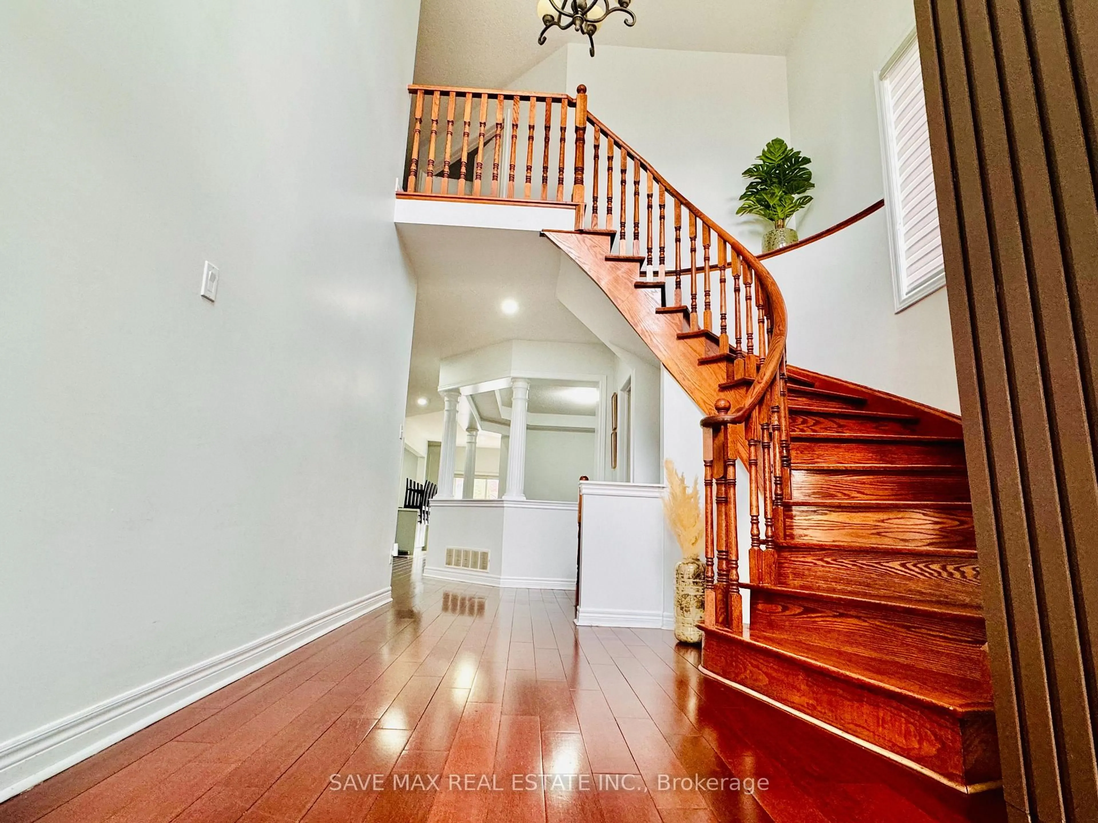Indoor foyer for 17 Charger Lane, Brampton Ontario L7A 3B2