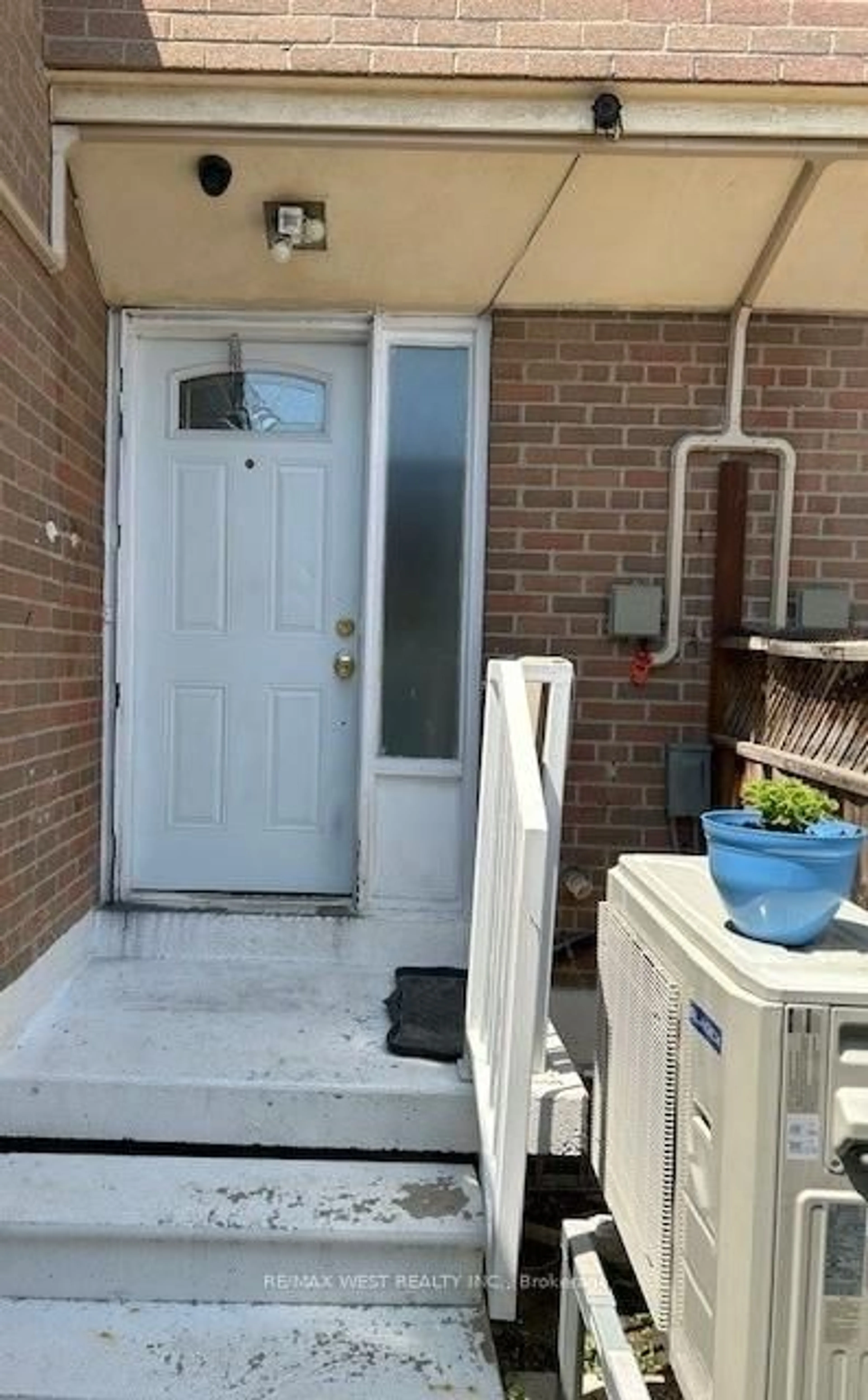Indoor entryway for 252 John Garland Blvd #161, Toronto Ontario M9V 1N8