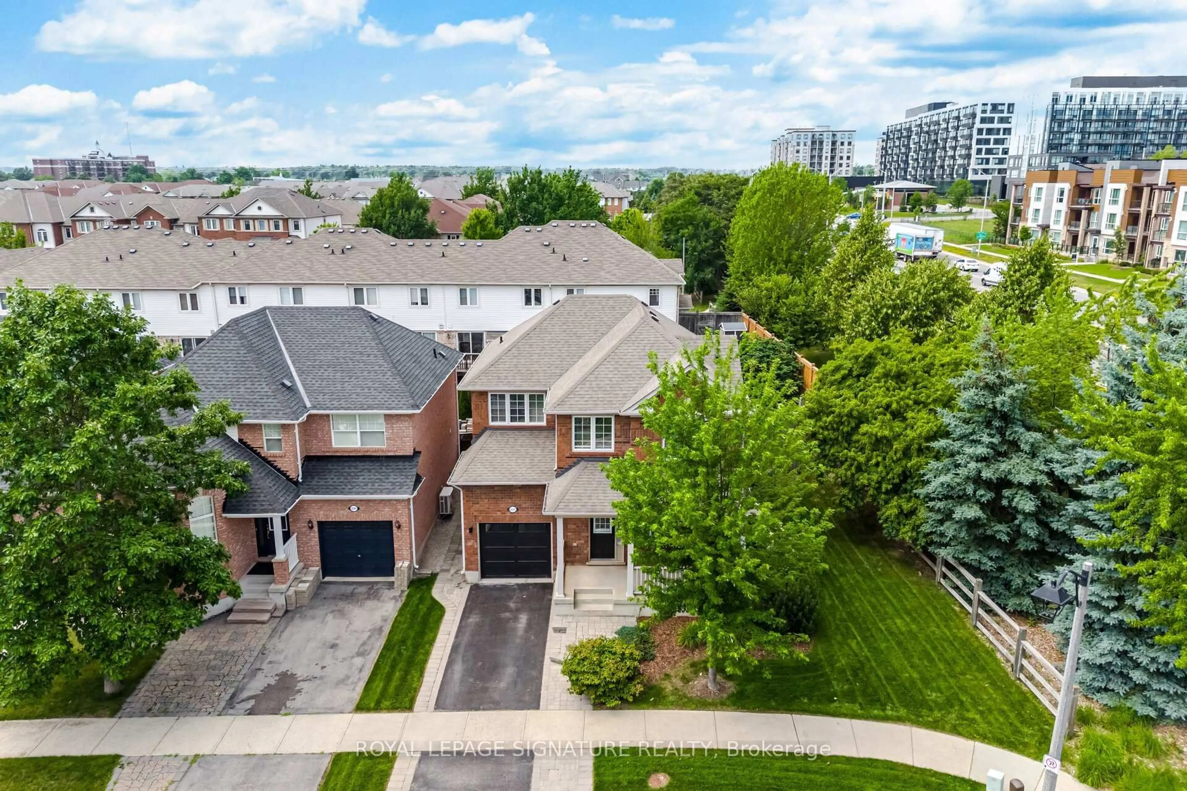 A pic from outside/outdoor area/front of a property/back of a property/a pic from drone, street for 3137 Scotscraig Cres, Oakville Ontario L6M 5G8