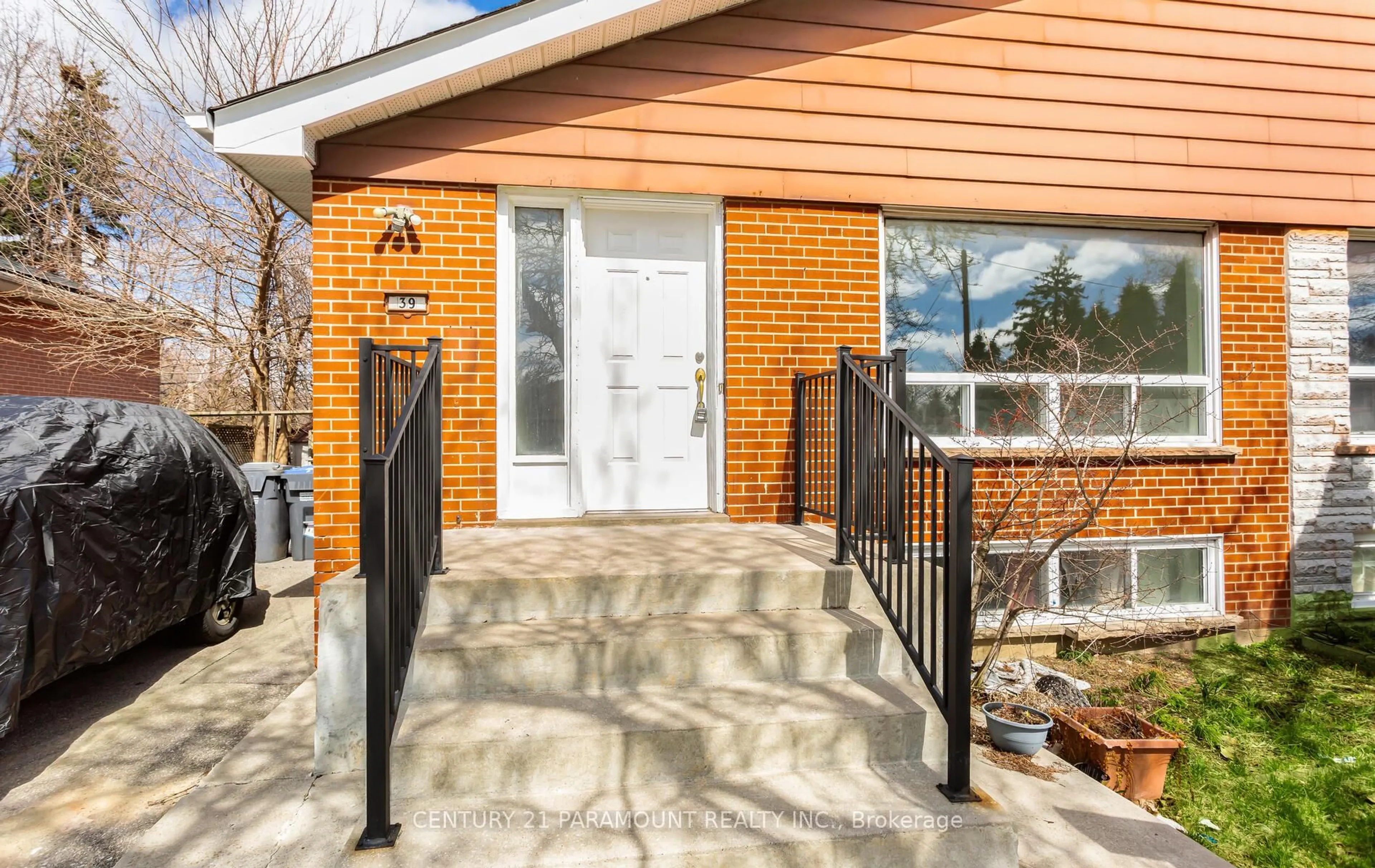 Home with brick exterior material, street for 39 Aloma Cres, Brampton Ontario L6T 2N8
