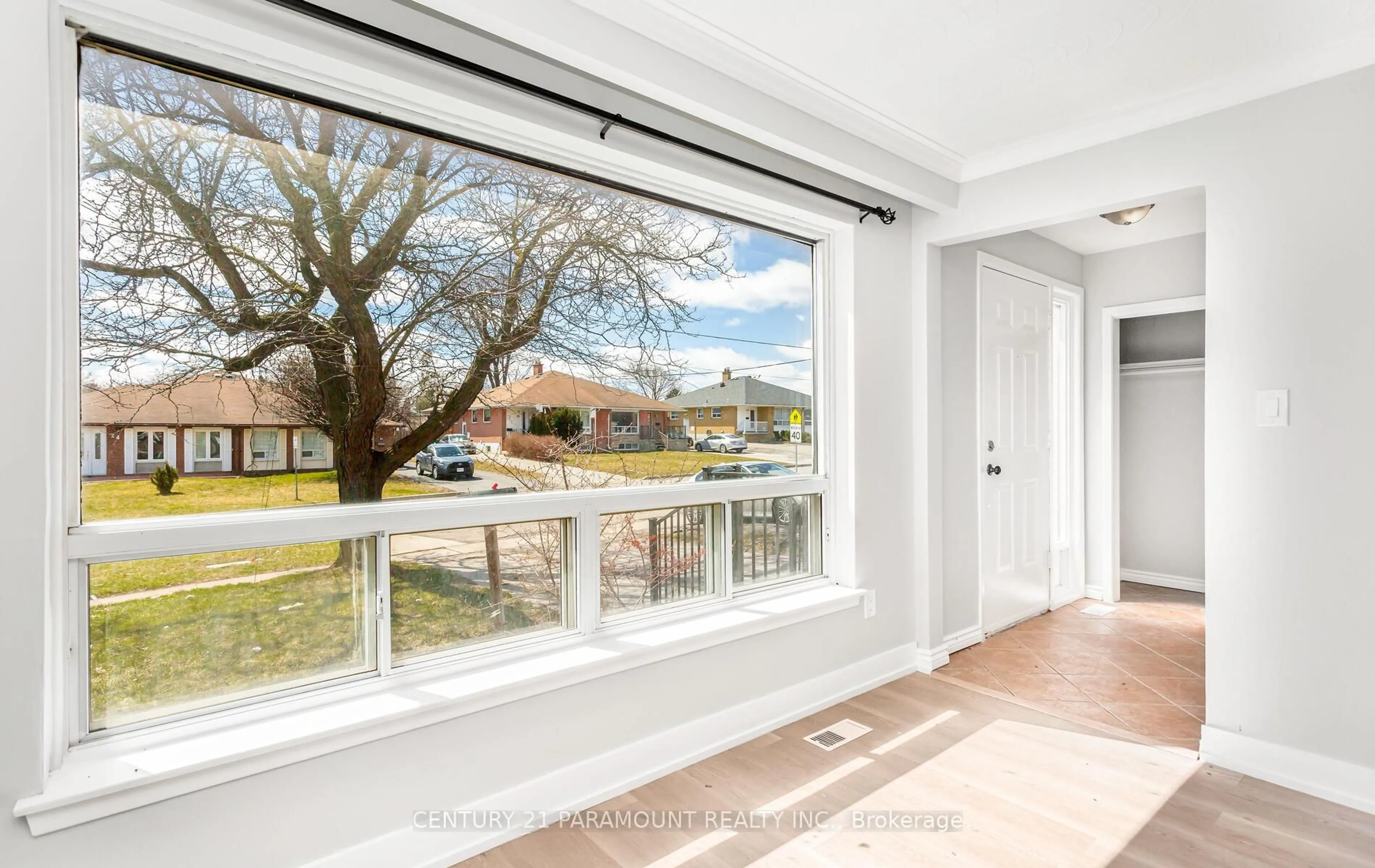 Indoor entryway for 39 Aloma Cres, Brampton Ontario L6T 2N8