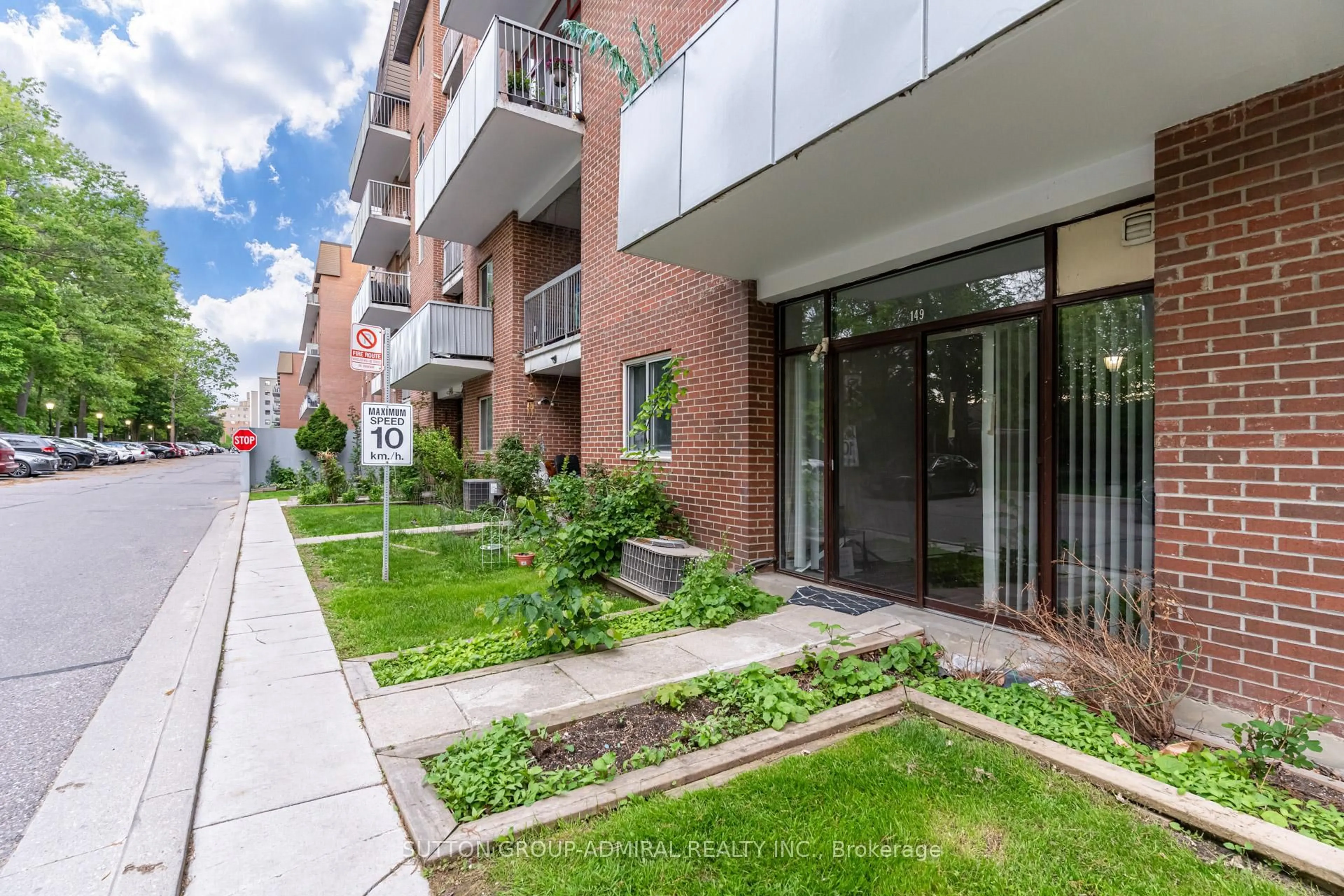 Patio, street for 3025 The Credit Woodlands #149, Mississauga Ontario L5C 2V3