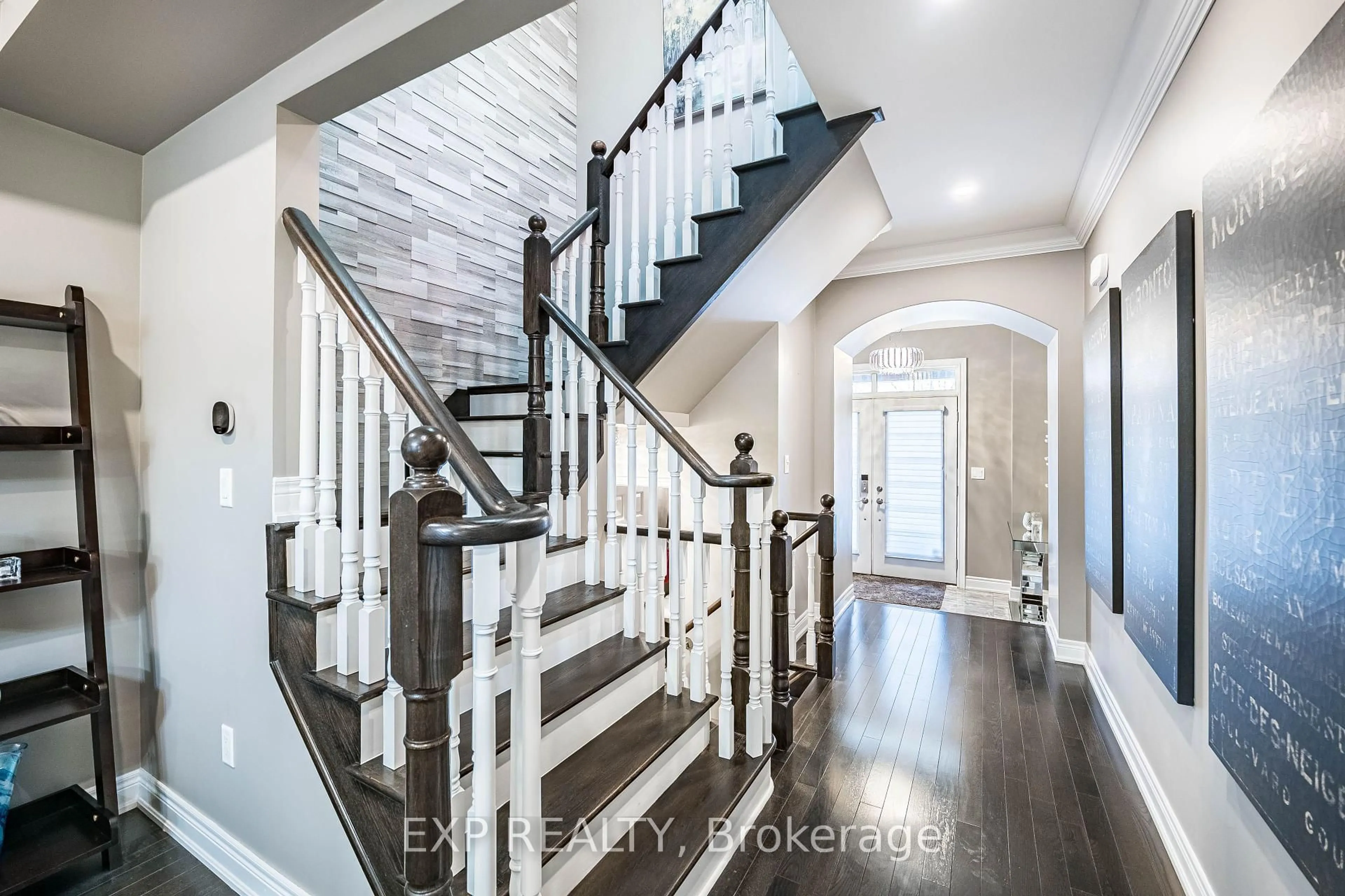 Indoor entryway for 2465 Village Common St, Oakville Ontario L6M 0S2